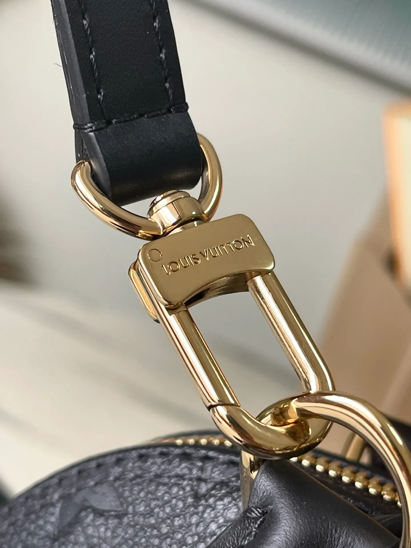 💰1080 (top layer leather) top original order M26409 This AlmaBB handbag uses smooth and soft Monogram Empreinte leather to interpret Parisian elegance. The crisp structure is embellished with a classic key bag and padlock, a nod to the 1934 Square handbag design. The dazzling metal parts complete the elegant style, and you can switch between various carrying methods at will. Dimensions: 23.5 × 17.5 × 11.5 cm