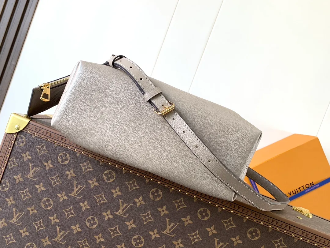 💰1200 (top layer leather) top original order M25453 apricot M47209 black M46492 pink M25452 white This Summer Bundle handbag is from the Dégradé series. The new drawstring design adds a summer atmosphere. The Monogram Empreinte embossed leather bag features a gradient tone to brighten any seasonal look. The double handles and detachable cross-body strap provide a variety of stylish carrying options, making it a great companion for travel day and night. 28.0 x 20.0 x 11.5 cm (Length x Height x Width) • Embossed soft cow leather • Cow leather trim • Microfiber • Metal hardware • Removable zipper bag • Strap: removable, adjustable • Strap dro cm • Strap drop max: 58.0 cm • Handle: Double handle