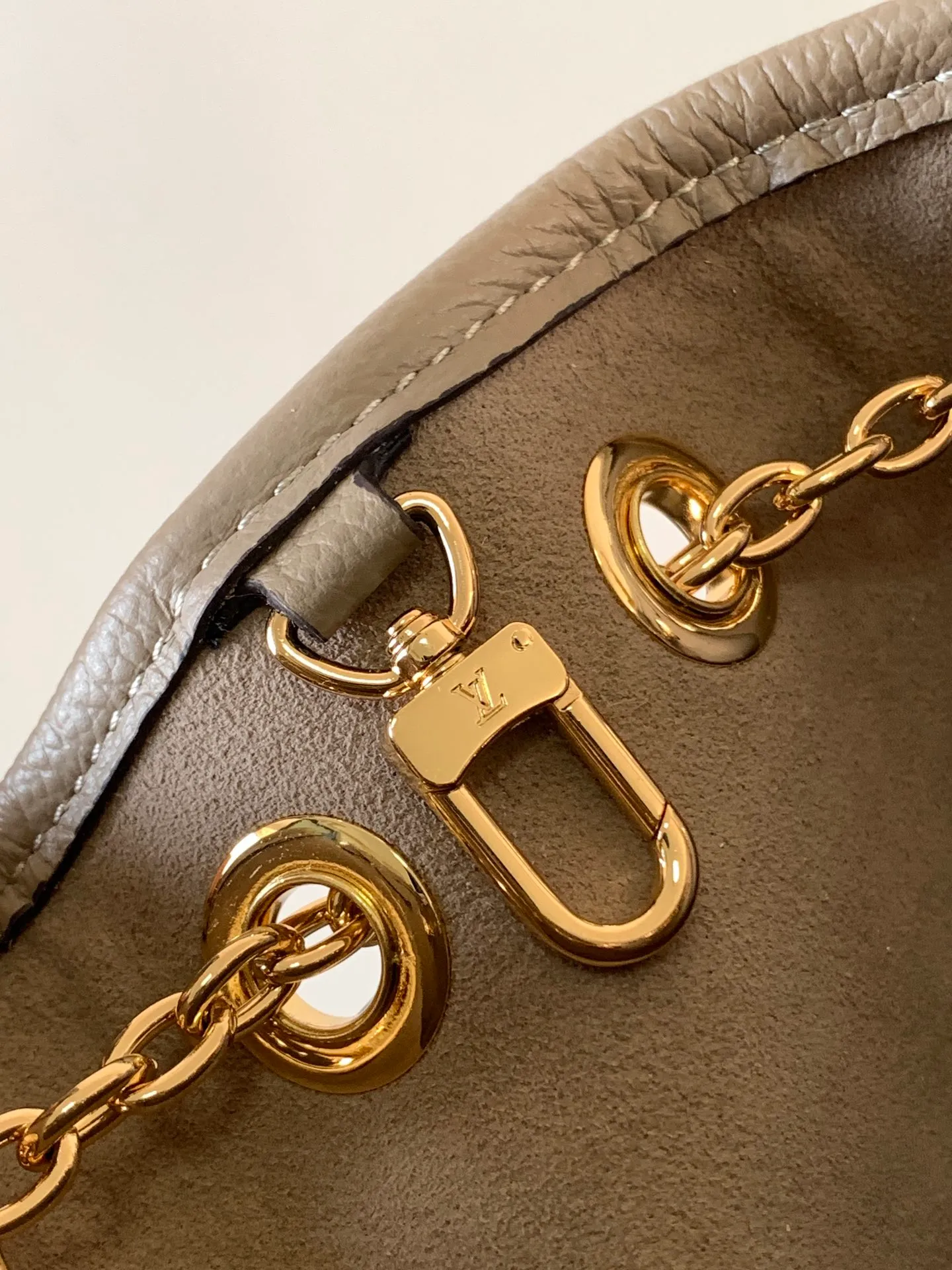 💰1200 (top layer leather) top original order M25453 apricot M47209 black M46492 pink M25452 white This Summer Bundle handbag is from the Dégradé series. The new drawstring design adds a summer atmosphere. The Monogram Empreinte embossed leather bag features a gradient tone to brighten any seasonal look. The double handles and detachable cross-body strap provide a variety of stylish carrying options, making it a great companion for travel day and night. 28.0 x 20.0 x 11.5 cm (Length x Height x Width) • Embossed soft cow leather • Cow leather trim • Microfiber • Metal hardware • Removable zipper bag • Strap: removable, adjustable • Strap dro cm • Strap drop max: 58.0 cm • Handle: Double handle