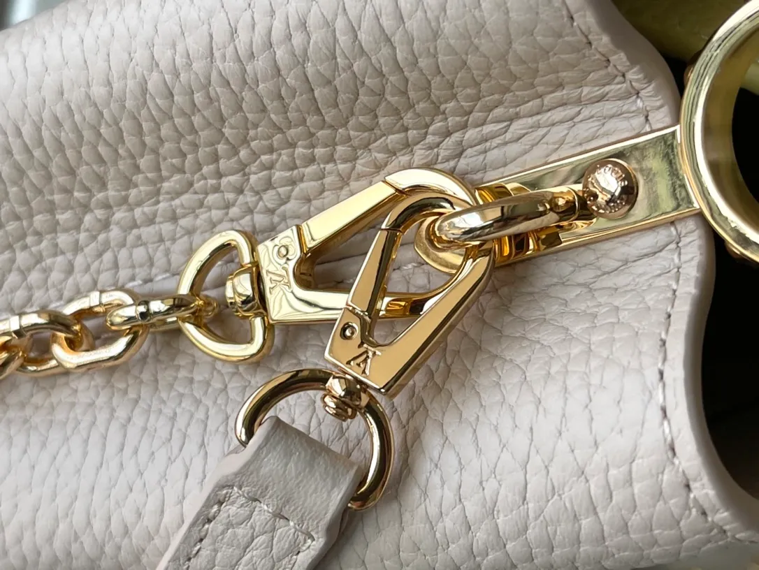 💰2000 (special grade original leather) M20845 yellow color-blocked enamel flower chain. This Capucines handbag is made of Taurillon leather. It vaguely reflects the changes in shades of the same color, making the classic configuration more eye-catching. It is paired with an enamel Monogram flower chain. It can be carried by hand, on the elbow or with a shoulder strap. It can be worn on the shoulder or crossbody. Size: 21*14*8cm