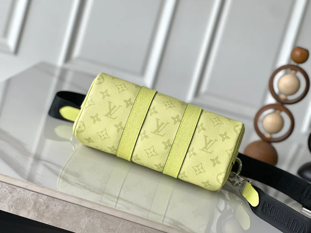 💰960 Top Original Order [KEEPALL BANDOULIère 25 Handbag] m14078 Light Yellow This Keepall Bandoulière 25 handbag is exquisitely constructed with Monogram coated canvas and Taïga cow leather, and together with the detachable leather nameplate, it shows the fresh style of the Taïgarama series. Removable and adjustable logo fabric shoulder strap allows for shoulder or cross-body wear. Dimensions: 15 x 11 x 25 cm