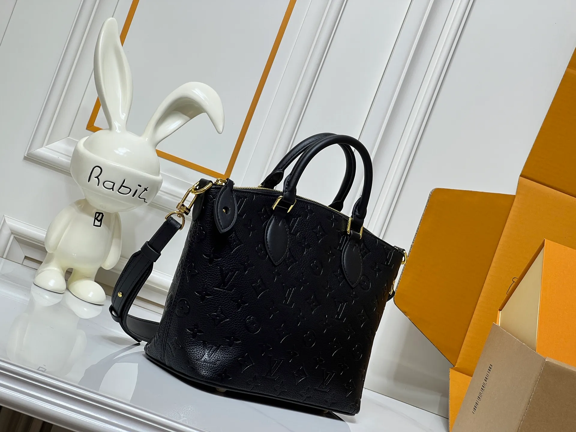 Batch 280💰Upgraded original M26494 M26532 This Lockit BB handbag draws inspiration from the Knick-Knack handbag in the 1960s and can be flexibly switched between multiple carrying methods. Monogram coated canvas with a curved upper edge and oval trim reflect the classic elements of the original design. The padlock opening and closing once again pays tribute to the brand's long heritage. Dimensions: 33 x 24 x 12 cm (length x height x width)