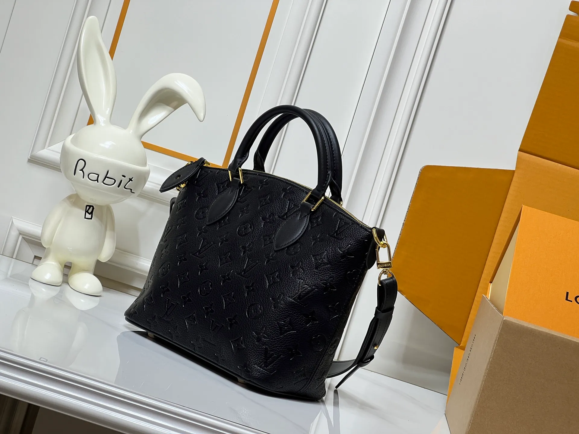 Batch 280💰Upgraded original M26494 M26532 This Lockit BB handbag draws inspiration from the Knick-Knack handbag in the 1960s and can be flexibly switched between multiple carrying methods. Monogram coated canvas with a curved upper edge and oval trim reflect the classic elements of the original design. The padlock opening and closing once again pays tribute to the brand's long heritage. Dimensions: 33 x 24 x 12 cm (length x height x width)