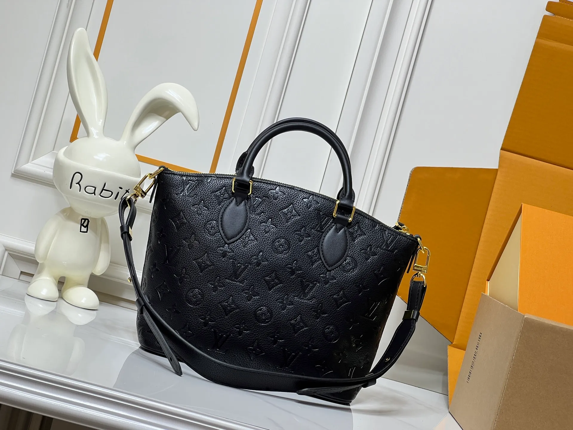 Batch 280💰Upgraded original M26494 M26532 This Lockit BB handbag draws inspiration from the Knick-Knack handbag in the 1960s and can be flexibly switched between multiple carrying methods. Monogram coated canvas with a curved upper edge and oval trim reflect the classic elements of the original design. The padlock opening and closing once again pays tribute to the brand's long heritage. Dimensions: 33 x 24 x 12 cm (length x height x width)
