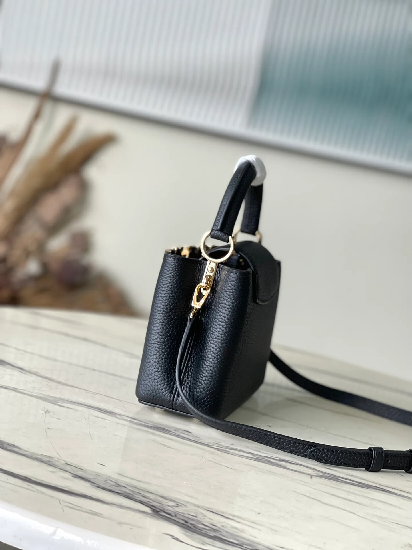 💰2160 (Special grade original leather) M23263/M48865 black and white mother-of-pearl corolla. This Capucines Flower Crown handbag is made of full-grain Taurillon leather and is embellished with Monogram flowers. Each flower is made of exquisite shells. The LV logo and flowers echo each other, giving this feminine handbag a jewel-like luster. Use the detachable shoulder strap cleverly and switch it as a crossbody. Size: 21 * 14*8cm