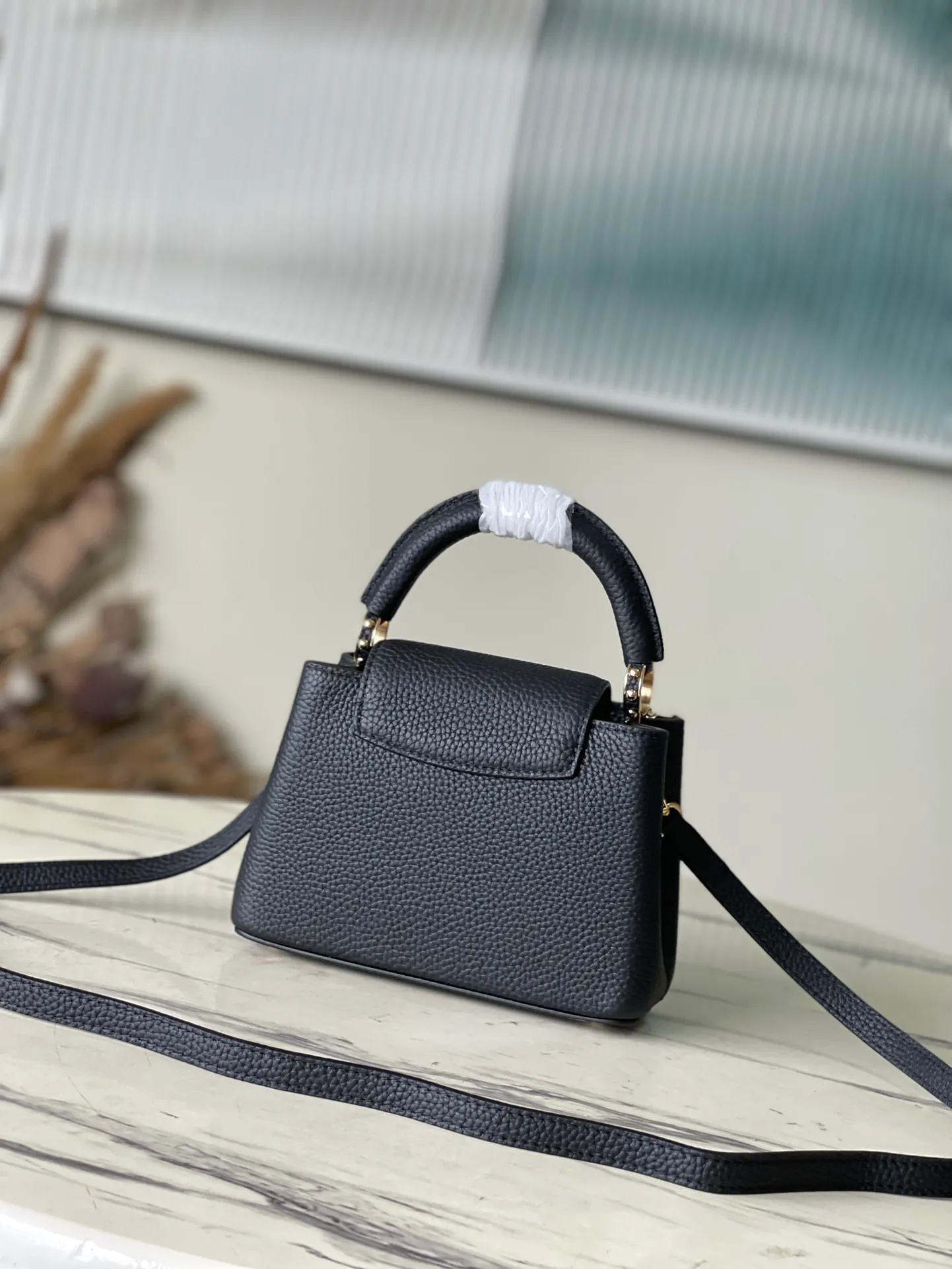 💰2160 (Special grade original leather) M23263/M48865 black and white mother-of-pearl corolla. This Capucines Flower Crown handbag is made of full-grain Taurillon leather and is embellished with Monogram flowers. Each flower is made of exquisite shells. The LV logo and flowers echo each other, giving this feminine handbag a jewel-like luster. Use the detachable shoulder strap cleverly and switch it as a crossbody. Size: 21 * 14*8cm
