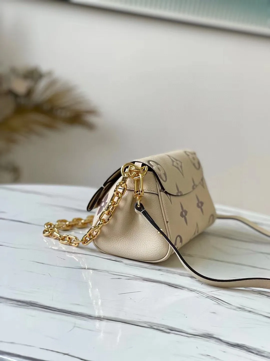 💰1180 (top-grain leather) top-quality original M45836 Favorite handbag is made of soft grain leather with an oversized Monogram pattern embossed, gentle pleats inject high-definition texture, and the magnetic buckle continues the heritage. The detachable and adjustable shoulder strap allows for short shoulder or cross-body wear, and the detachable chain is suitable for evening occasions. Dimensions: 24 x 14 x 9 cm