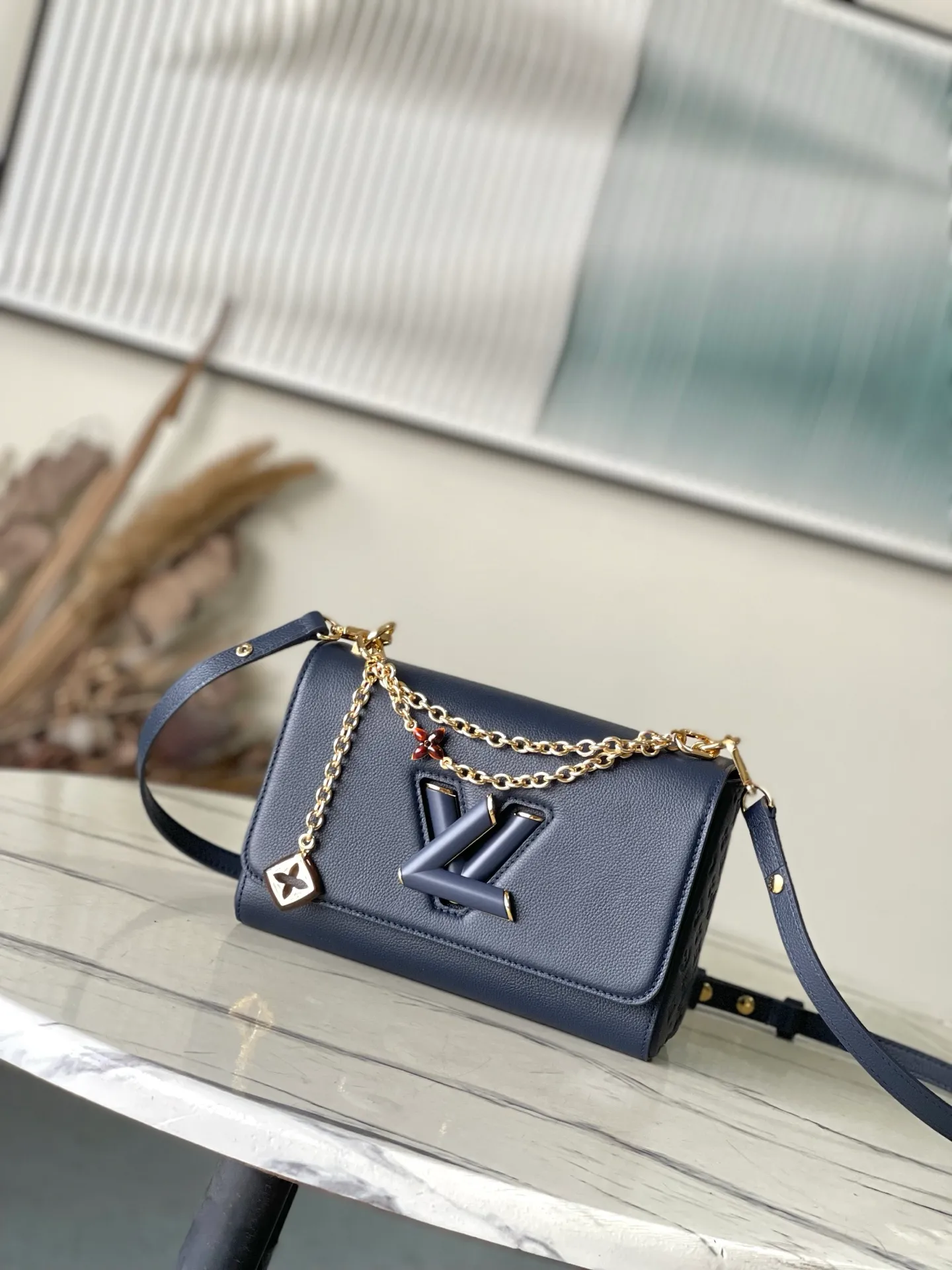 💰1160 (top layer leather) top original order M14342 Harmony series Monogram flowers and Pulfygram jewelry series elements, renewing the TwistSlim medium handbag with decorative chains. Taurillon cow leather is dip-dyed in elegant tones, the LVTwist twist lock continues the iconic design, and the detachable mirror makes it easy to organize your makeup. Dimensions: 23 × 16 × 8 cm