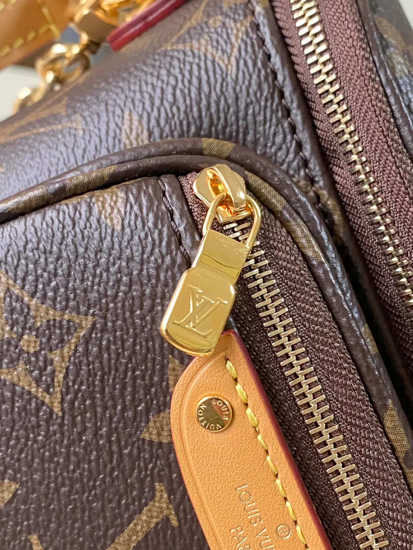 💰760 Top original order M82335 supports counter inspection. The photo taken of duty-free goods is consistent with the product and has not been unpacked. This product is an exclusive duty-free product in the market and is the highest-end product. Inspection is supported. This product has passed strict inspection and is flawless. Please wear gloves when touching the product. This product is not returnable or exchangeable. Please confirm the product first and then remove the label on the handle. This product is temporarily not open to the public, only regular customers, and is in short supply. Dimensions: 17 x 12 x 9.5cm