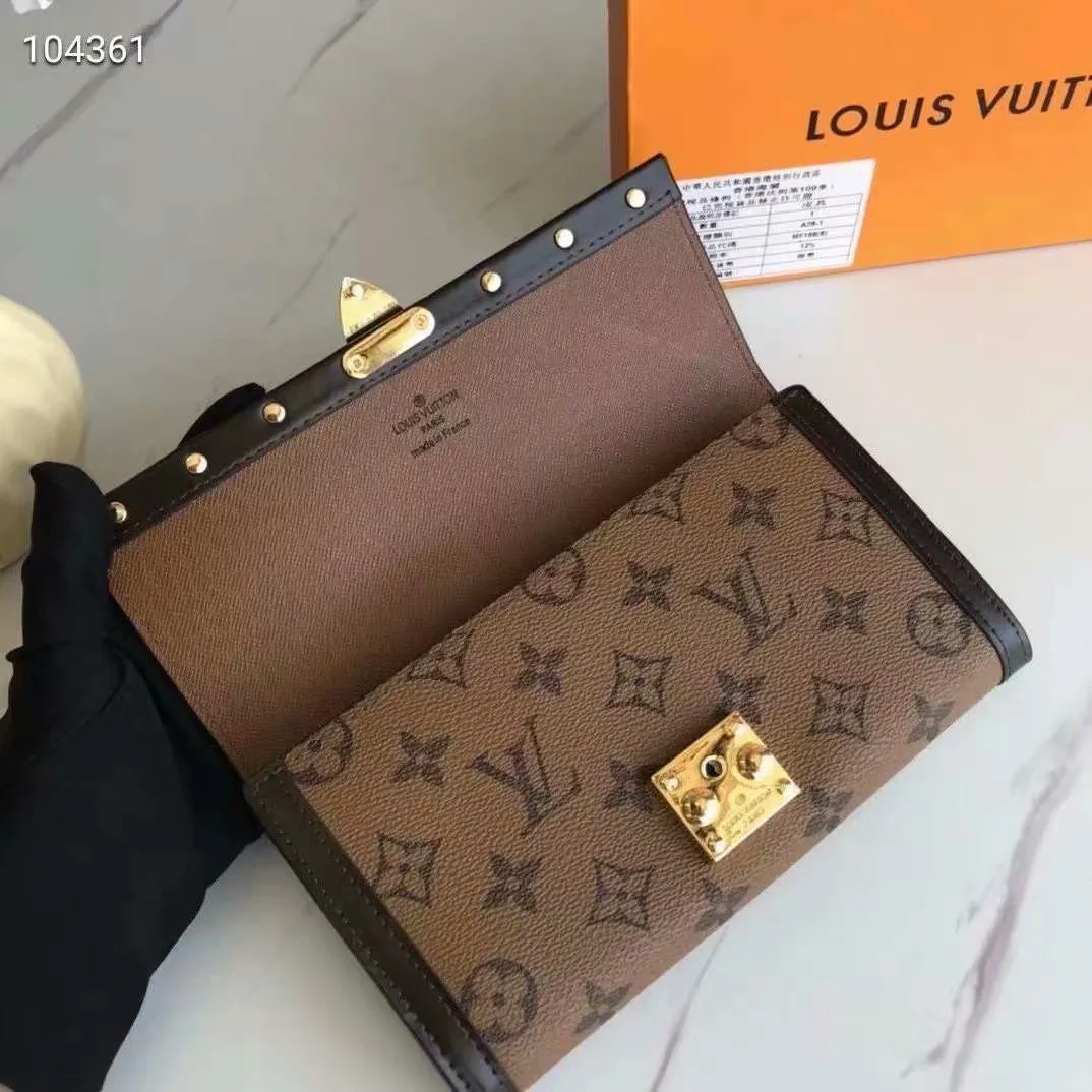 P160N60535 Material: PVC with cowhide leather Size: 21/10 Crafted from Damier Ebene canvas and decorated with the iconic S lock and rivets, this stylish Venice wallet pays homage to Louis Vuitton’s rich heritage as a luxury luggage manufacturer. Thanks to its spacious and functional interior, this model can also be used as an elegant clutch.