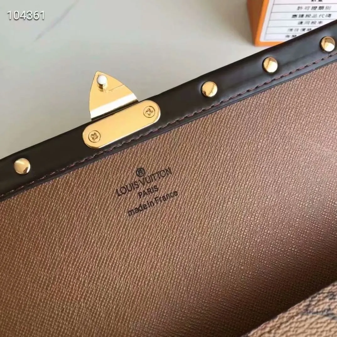 P160N60535 Material: PVC with cowhide leather Size: 21/10 Crafted from Damier Ebene canvas and decorated with the iconic S lock and rivets, this stylish Venice wallet pays homage to Louis Vuitton’s rich heritage as a luxury luggage manufacturer. Thanks to its spacious and functional interior, this model can also be used as an elegant clutch.
