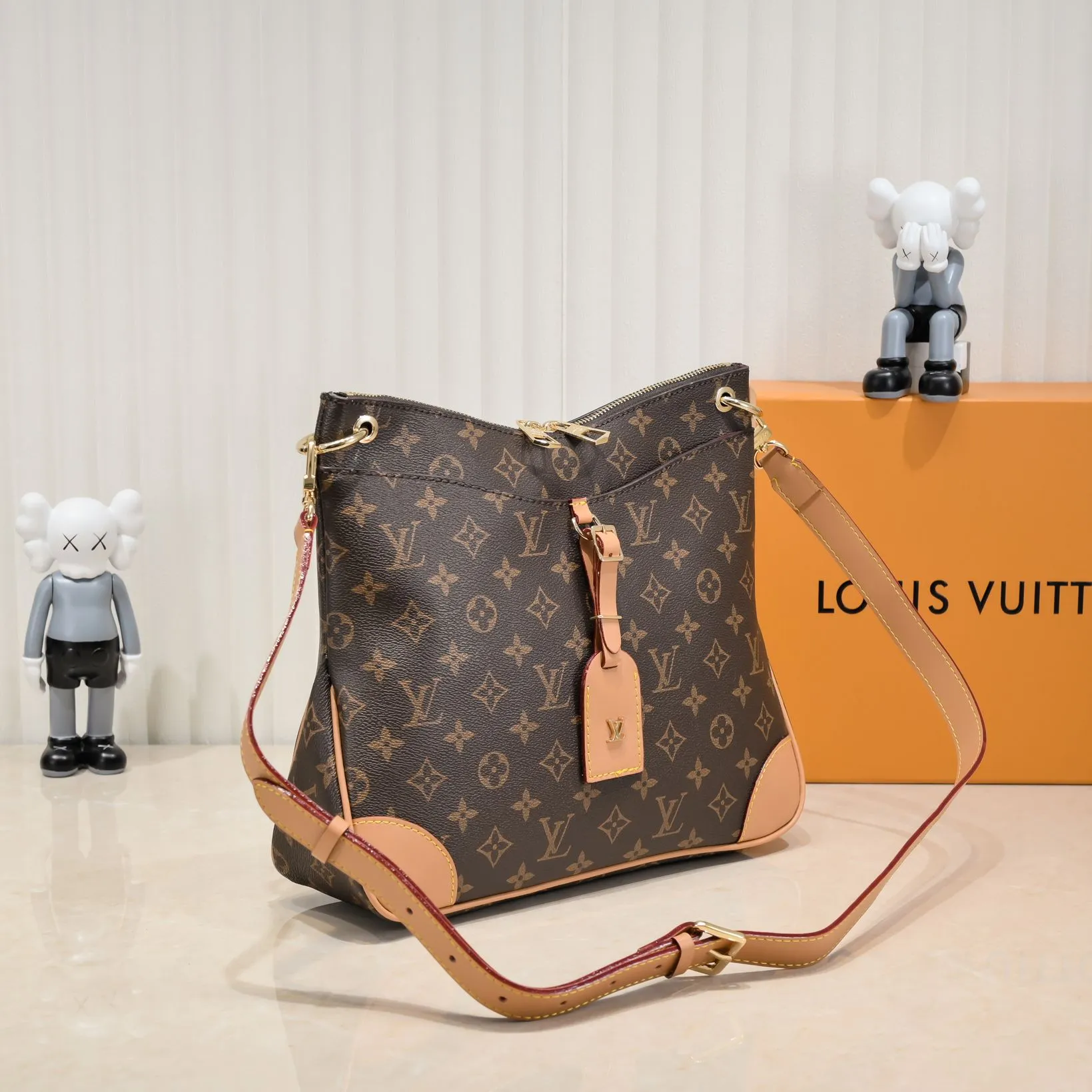 💰Large 300💰💰Small 280💰Upgraded from the original M45353 M45354 M45355 A new Odeon medium and small handbag is launched in the autumn and winter of 2020, using Monogram canvas and reinforced leather corners to convey a retro feel. The adjustable shoulder strap makes it easy to carry on the shoulder or across the body, and the zipper allows easy access to your belongings. Monogram coated canvas Semi-distressed vegetable tanned leather Natural cowhide and colorful cowhide trim Fabric lining Metal hardware Leather corners Shoulder strap loops Double zip closure External patch pocket with magnetic closure