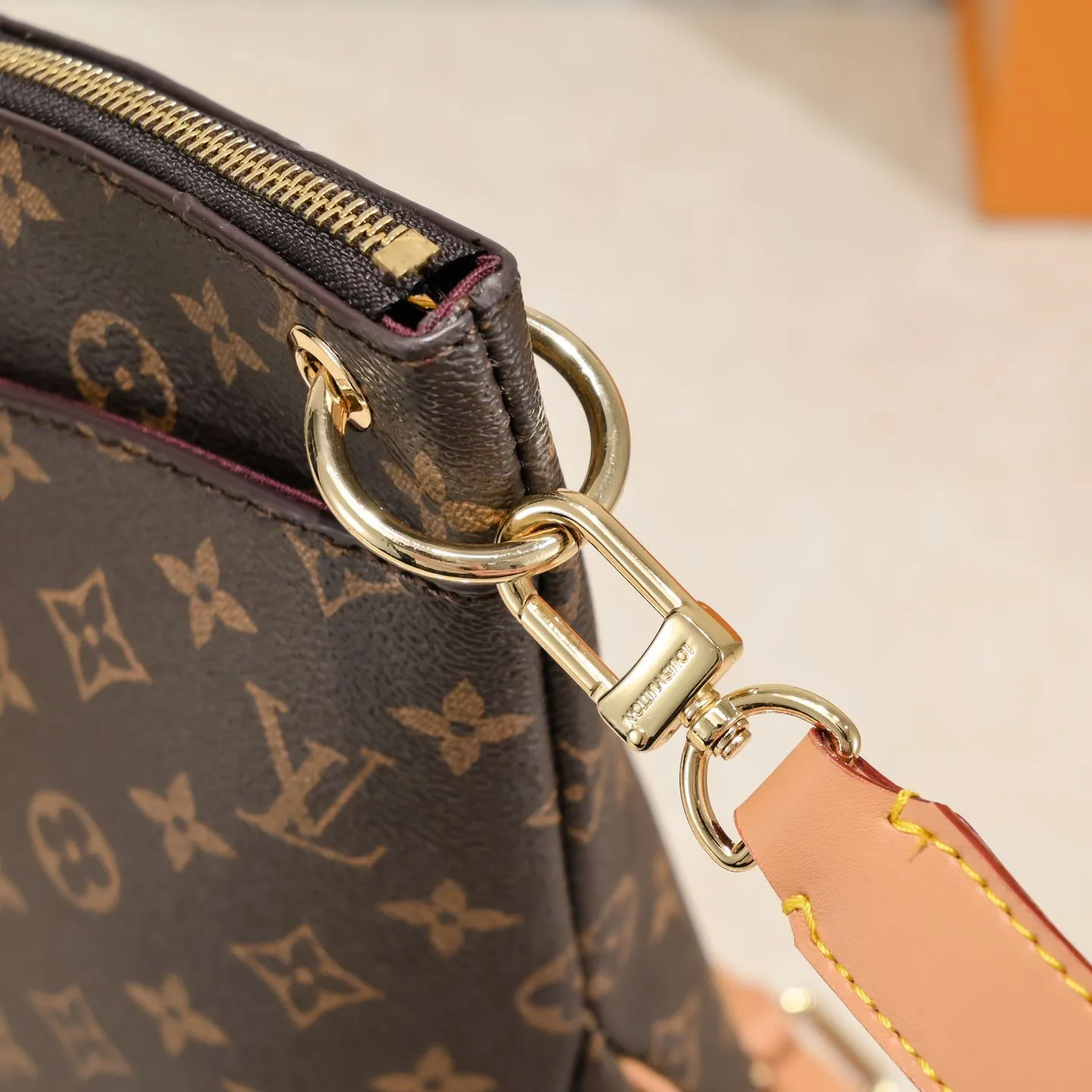 💰Large 300💰💰Small 280💰Upgraded from the original M45353 M45354 M45355 A new Odeon medium and small handbag is launched in the autumn and winter of 2020, using Monogram canvas and reinforced leather corners to convey a retro feel. The adjustable shoulder strap makes it easy to carry on the shoulder or across the body, and the zipper allows easy access to your belongings. Monogram coated canvas Semi-distressed vegetable tanned leather Natural cowhide and colorful cowhide trim Fabric lining Metal hardware Leather corners Shoulder strap loops Double zip closure External patch pocket with magnetic closure