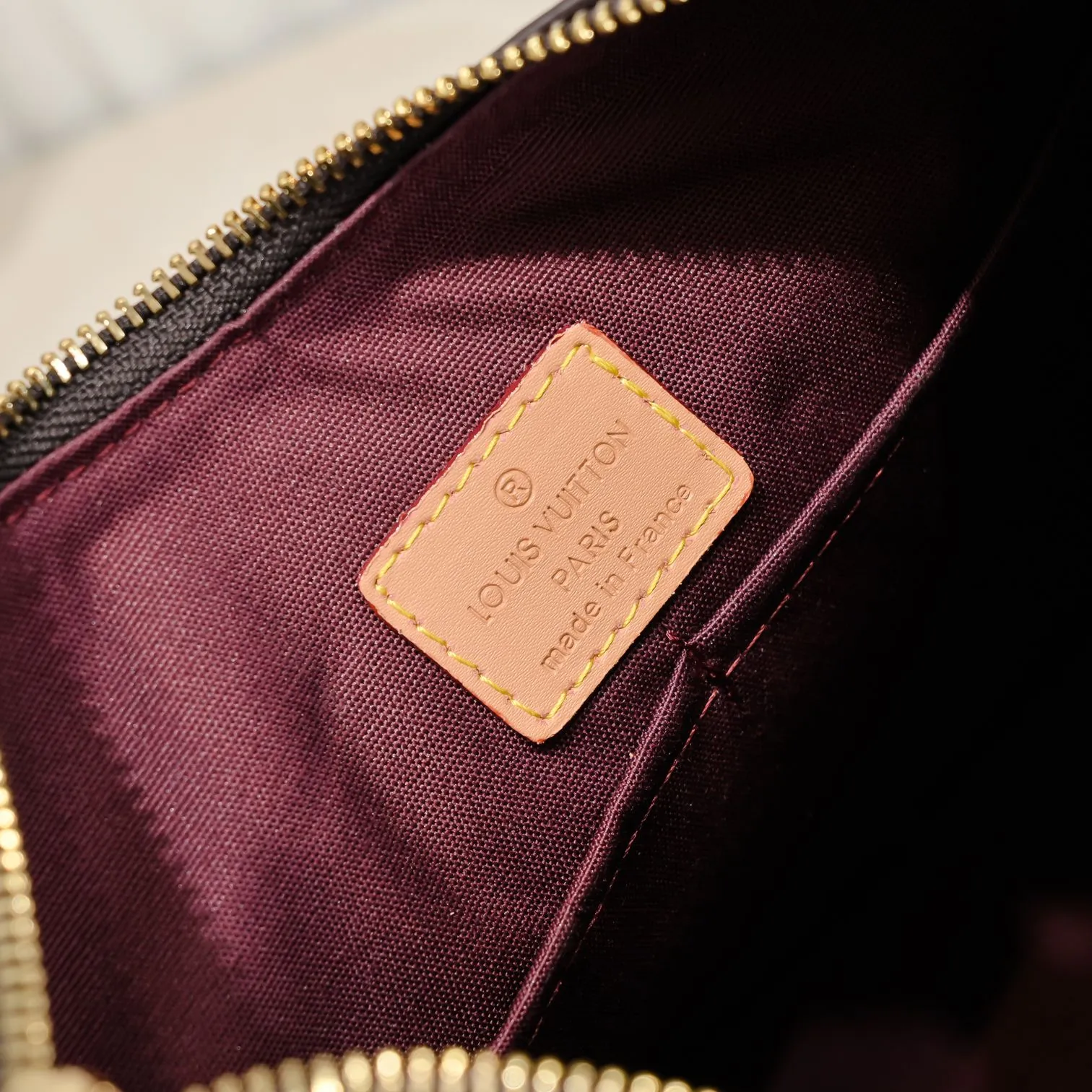 💰Large 300💰💰Small 280💰Upgraded from the original M45353 M45354 M45355 A new Odeon medium and small handbag is launched in the autumn and winter of 2020, using Monogram canvas and reinforced leather corners to convey a retro feel. The adjustable shoulder strap makes it easy to carry on the shoulder or across the body, and the zipper allows easy access to your belongings. Monogram coated canvas Semi-distressed vegetable tanned leather Natural cowhide and colorful cowhide trim Fabric lining Metal hardware Leather corners Shoulder strap loops Double zip closure External patch pocket with magnetic closure