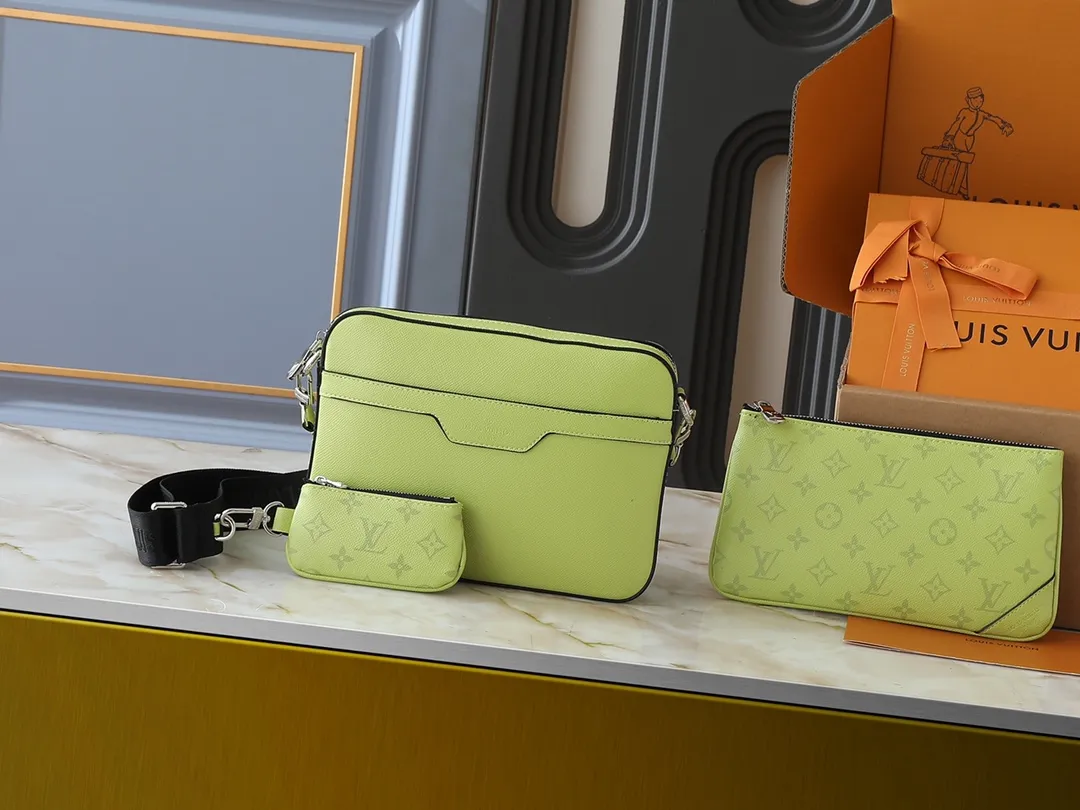 💰260💰Upgraded from the original M14069 M11648 M11645 M24754 M46603 M46602 M46604 M69443 This Trio messenger bag is made of Monogram embossed cow leather. The zippered front pocket and the small coin purse on the shoulder strap are both detachable, enriching the functional design with the main compartment. The removable and adjustable jacquard fabric shoulder strap is marked with the brand's logo for comfortable shoulder and cross-body wear. Size: 25×18.5×7cm