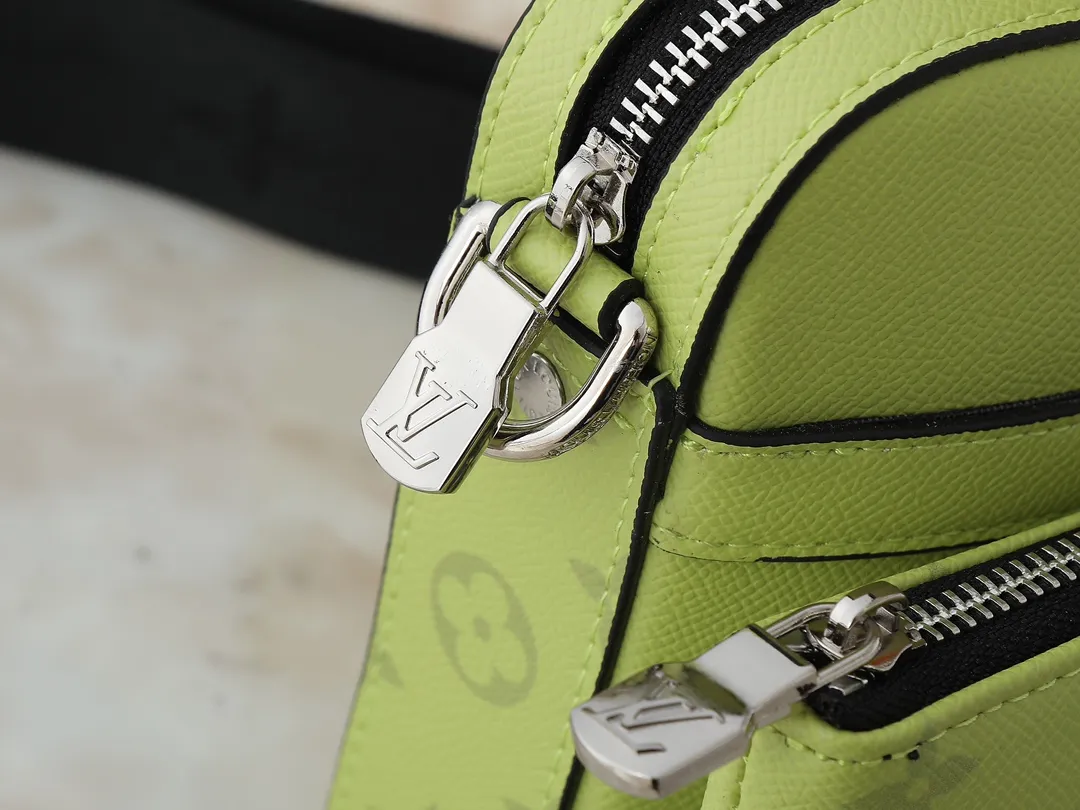 💰260💰Upgraded from the original M14069 M11648 M11645 M24754 M46603 M46602 M46604 M69443 This Trio messenger bag is made of Monogram embossed cow leather. The zippered front pocket and the small coin purse on the shoulder strap are both detachable, enriching the functional design with the main compartment. The removable and adjustable jacquard fabric shoulder strap is marked with the brand's logo for comfortable shoulder and cross-body wear. Size: 25×18.5×7cm