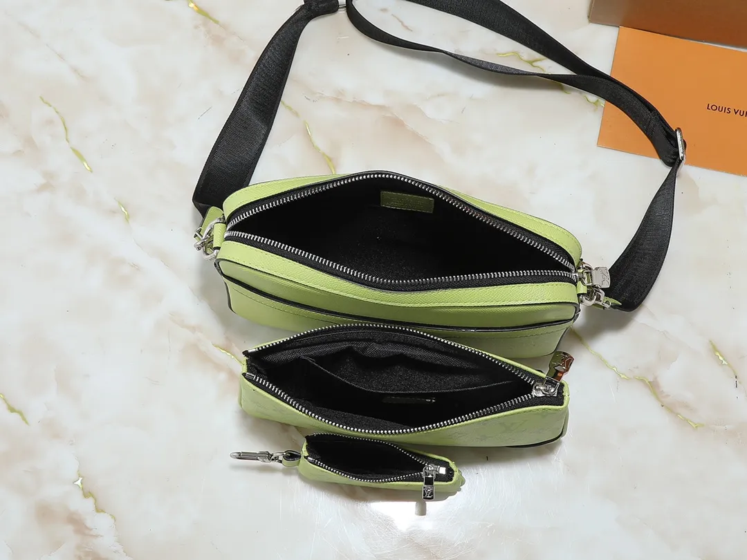 💰260💰Upgraded from the original M14069 M11648 M11645 M24754 M46603 M46602 M46604 M69443 This Trio messenger bag is made of Monogram embossed cow leather. The zippered front pocket and the small coin purse on the shoulder strap are both detachable, enriching the functional design with the main compartment. The removable and adjustable jacquard fabric shoulder strap is marked with the brand's logo for comfortable shoulder and cross-body wear. Size: 25×18.5×7cm