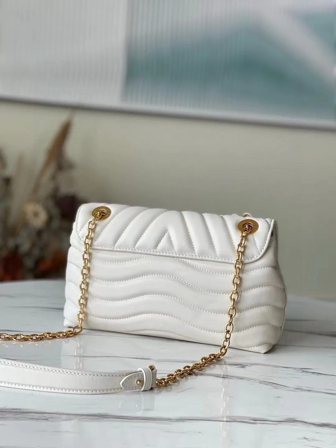 💰1160 (Top Grain Leather) Top Original M58549 NEW WAVE Chain Bag V-shaped quilted chain bag handbag The vintage gold color chain slides through carved holes, while the folding fastener makes it soft. Thanks to its multiple compartments, the interior makes it easier to place women's necessities. Chain bag with easily identifiable badge logo. Size: 24x14x9cm