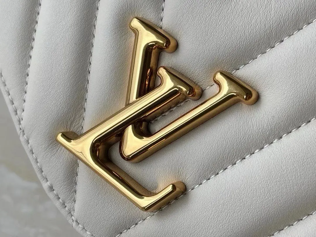 💰1160 (Top Grain Leather) Top Original M58549 NEW WAVE Chain Bag V-shaped quilted chain bag handbag The vintage gold color chain slides through carved holes, while the folding fastener makes it soft. Thanks to its multiple compartments, the interior makes it easier to place women's necessities. Chain bag with easily identifiable badge logo. Size: 24x14x9cm