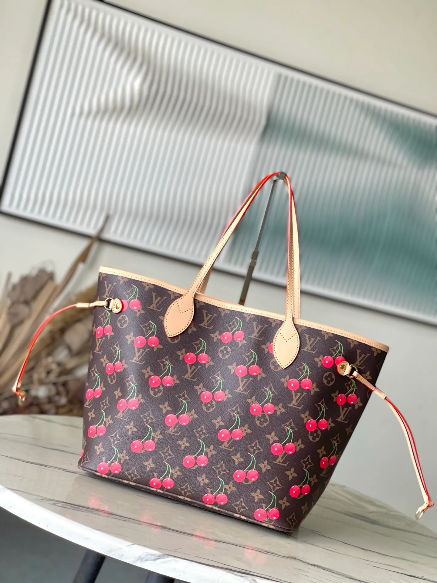 💰1080 Top Original Order M13263 This medium-sized Neverfull handbag reinterprets the cheerful elements of the Louis Vuitton Cow leather trim completes the classic style. Dimensions: 31 × 28 × 14 cm