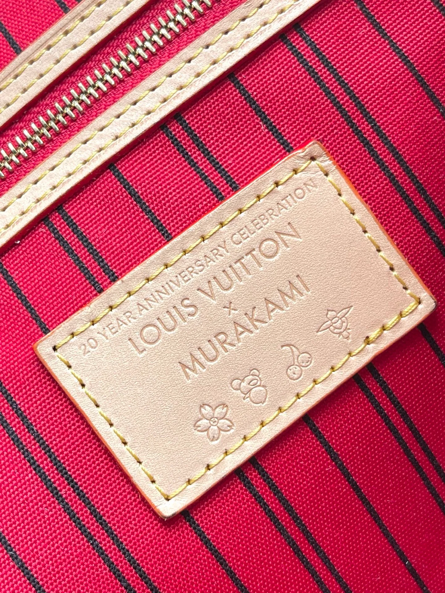 💰1080 Top Original Order M13263 This medium-sized Neverfull handbag reinterprets the cheerful elements of the Louis Vuitton Cow leather trim completes the classic style. Dimensions: 31 × 28 × 14 cm