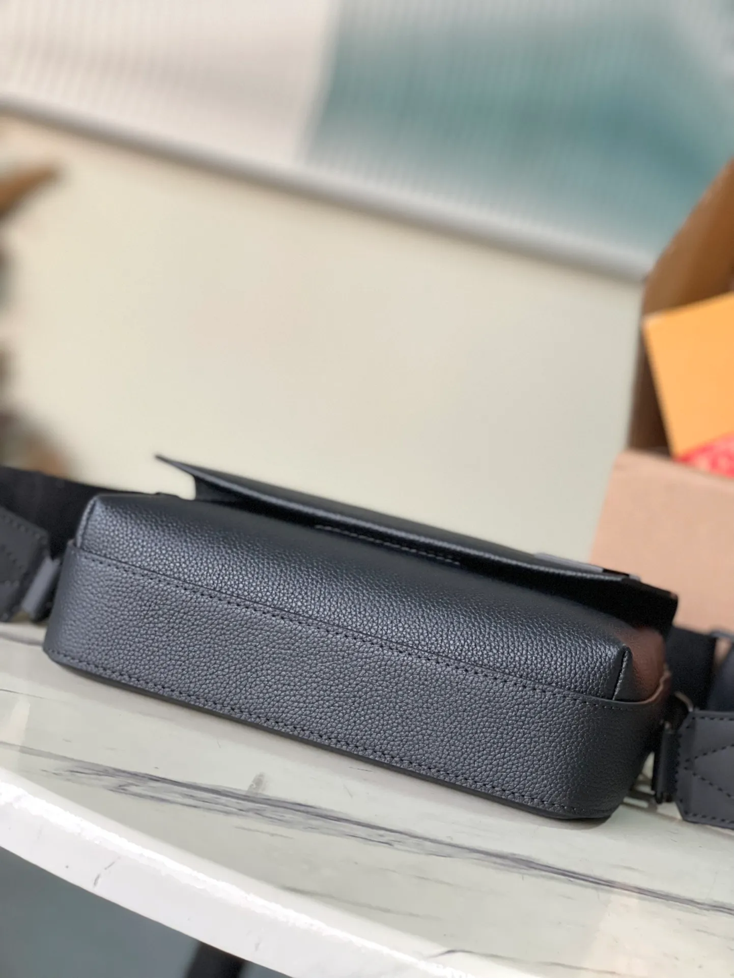 💰1000 (top layer leather) top original order M22482. Support counter inspection. Photos taken of duty-free goods are consistent with the product without unpacking. This product is an exclusive duty-free product in the market and is the highest-end product. Inspection is supported. This product has passed strict inspection and is flawless. Please wear gloves when touching the product. This product is not returnable or exchangeable. Please confirm the product first and then remove the label on the handle. This product is temporarily not open to the public, only regular customers, and is in short supply. Dimensions: 23.5 x 18 x 7 cm