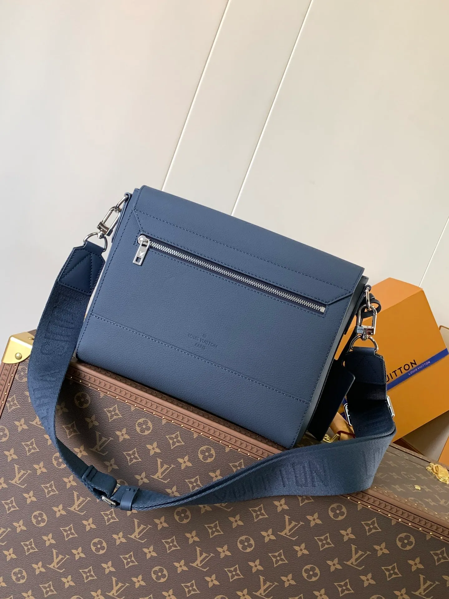 💰1120 (top layer leather) top original order M57080 black M21363 blue 22505 asphalt gray 23709 navy blue top original order transcoding chip LV Aerogram The minimalist design of the messenger bag is full of trendy atmosphere: the customizable label on the fine cow leather surface looks like the stamps on old aviation letterheads, the right-angled flap opens the interior space, which can accommodate mobile phones, tablets and documents, and the zippered back pocket securely stores valuables. 27.0