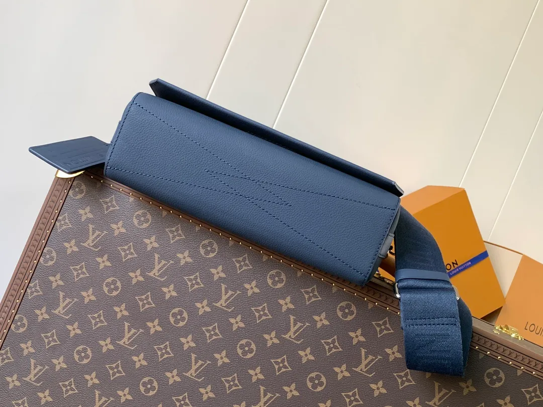 💰1120 (top layer leather) top original order M57080 black M21363 blue 22505 asphalt gray 23709 navy blue top original order transcoding chip LV Aerogram The minimalist design of the messenger bag is full of trendy atmosphere: the customizable label on the fine cow leather surface looks like the stamps on old aviation letterheads, the right-angled flap opens the interior space, which can accommodate mobile phones, tablets and documents, and the zippered back pocket securely stores valuables. 27.0