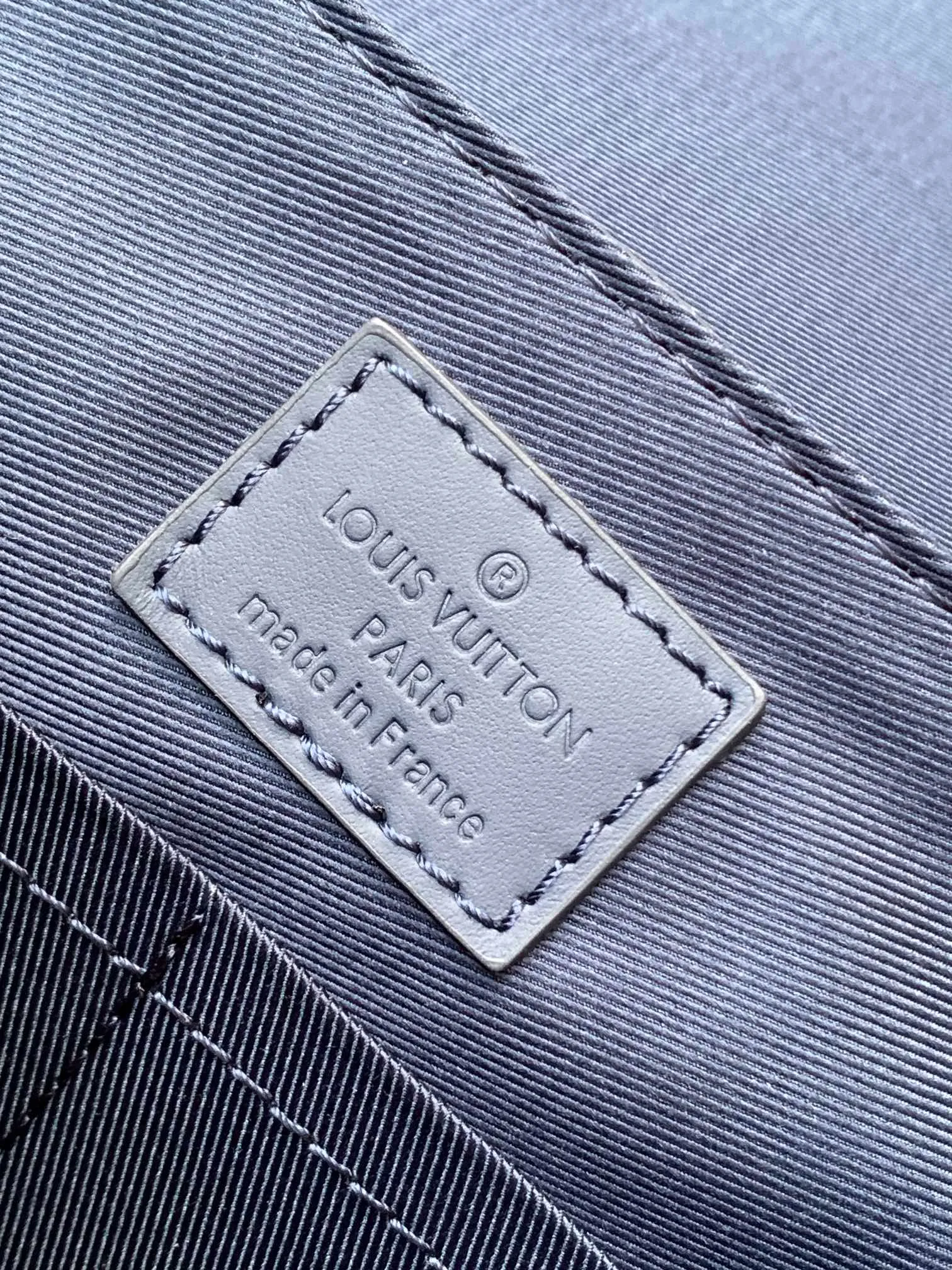 💰1120 (top layer leather) top original order M57080 black M21363 blue 22505 asphalt gray 23709 navy blue top original order transcoding chip LV Aerogram The minimalist design of the messenger bag is full of trendy atmosphere: the customizable label on the fine cow leather surface looks like the stamps on old aviation letterheads, the right-angled flap opens the interior space, which can accommodate mobile phones, tablets and documents, and the zippered back pocket securely stores valuables. 27.0