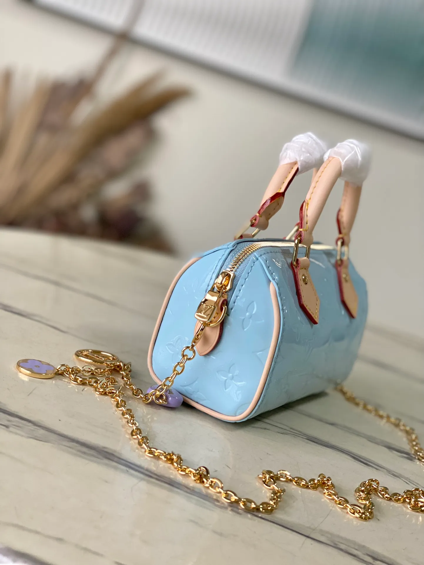 💰1020 (top layer leather) top original order M83000 blue. This Nano Speedy handbag is made of Monogram Vernis pastel-colored patent leather. It is a mini version of the brand's most famous travel bag. The bright patent leather is embossed with the Monogram pattern and features a natural leather top handle. The detachable gold chain strap is embellished with a charm and is the perfect size for mobile phones and small wallets. Dimensions: 16 x 10 x 7.5 cm (length x height x width)