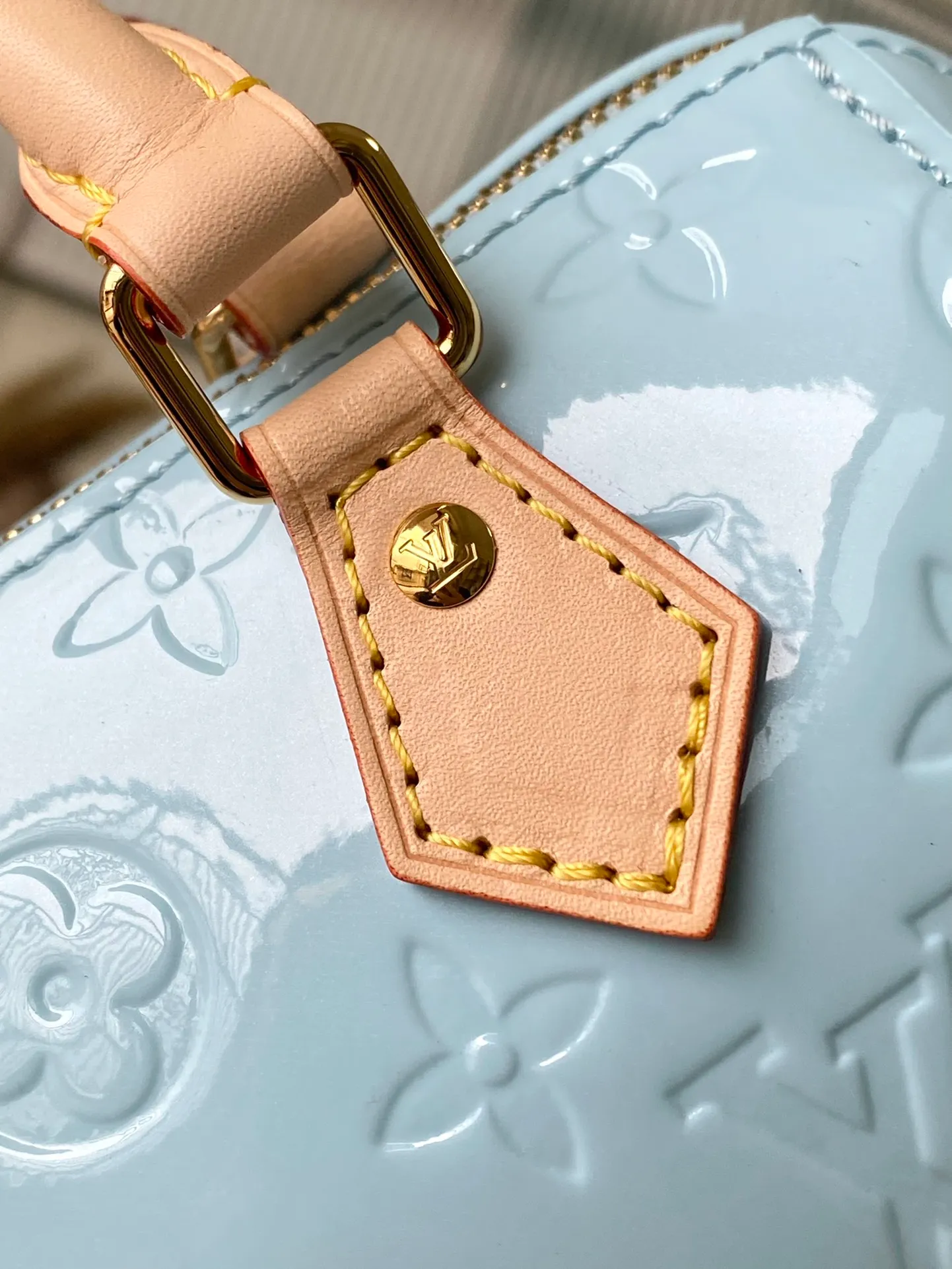💰1020 (top layer leather) top original order M83000 blue. This Nano Speedy handbag is made of Monogram Vernis pastel-colored patent leather. It is a mini version of the brand's most famous travel bag. The bright patent leather is embossed with the Monogram pattern and features a natural leather top handle. The detachable gold chain strap is embellished with a charm and is the perfect size for mobile phones and small wallets. Dimensions: 16 x 10 x 7.5 cm (length x height x width)