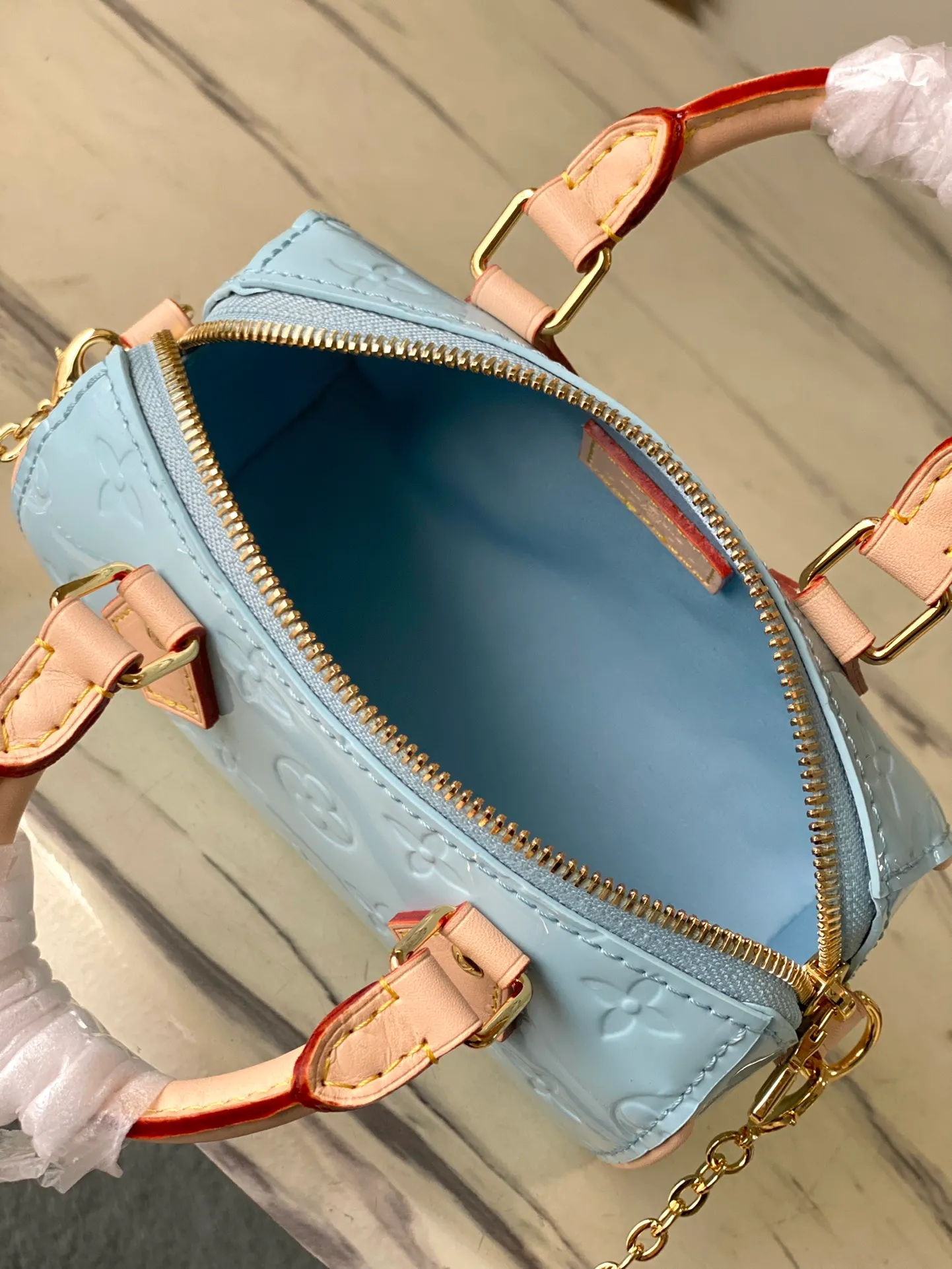 💰1020 (top layer leather) top original order M83000 blue. This Nano Speedy handbag is made of Monogram Vernis pastel-colored patent leather. It is a mini version of the brand's most famous travel bag. The bright patent leather is embossed with the Monogram pattern and features a natural leather top handle. The detachable gold chain strap is embellished with a charm and is the perfect size for mobile phones and small wallets. Dimensions: 16 x 10 x 7.5 cm (length x height x width)