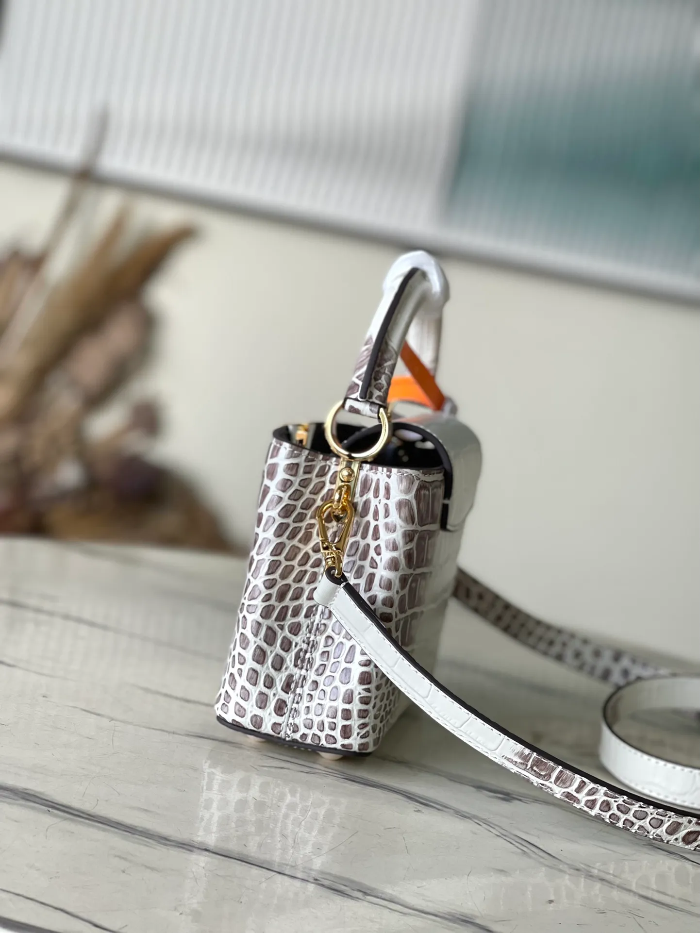 💰2160 (Special grade original leather) M22002 Himalayan crocodile pattern gold buckle This Capucines mini handbag is made of crocodile pattern leather, with a luxurious texture. Lined with premium sheepskin leather and equipped with dazzling hardware. The chic Capucines flap can be stored inside the bag to showcase the brand's logo, or flipped out to reveal the Monogram floral pattern. Its compact size makes this extraordinary bag perfect for evening events. Detailed features 21x14x8 cm (length x height x width)