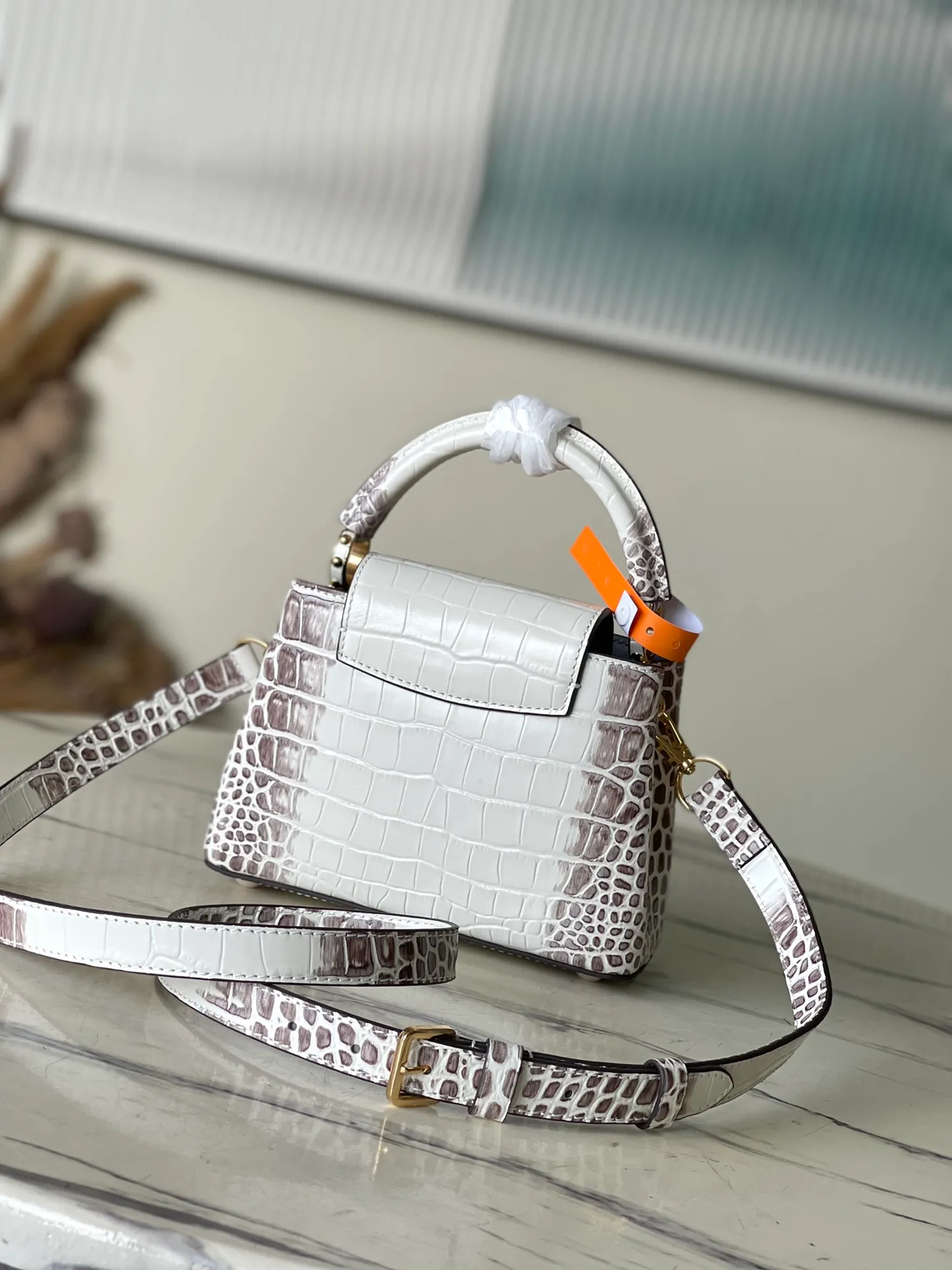 💰2160 (Special grade original leather) M22002 Himalayan crocodile pattern gold buckle This Capucines mini handbag is made of crocodile pattern leather, with a luxurious texture. Lined with premium sheepskin leather and equipped with dazzling hardware. The chic Capucines flap can be stored inside the bag to showcase the brand's logo, or flipped out to reveal the Monogram floral pattern. Its compact size makes this extraordinary bag perfect for evening events. Detailed features 21x14x8 cm (length x height x width)