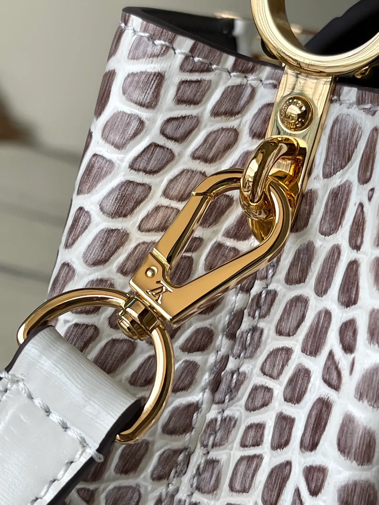 💰2160 (Special grade original leather) M22002 Himalayan crocodile pattern gold buckle This Capucines mini handbag is made of crocodile pattern leather, with a luxurious texture. Lined with premium sheepskin leather and equipped with dazzling hardware. The chic Capucines flap can be stored inside the bag to showcase the brand's logo, or flipped out to reveal the Monogram floral pattern. Its compact size makes this extraordinary bag perfect for evening events. Detailed features 21x14x8 cm (length x height x width)