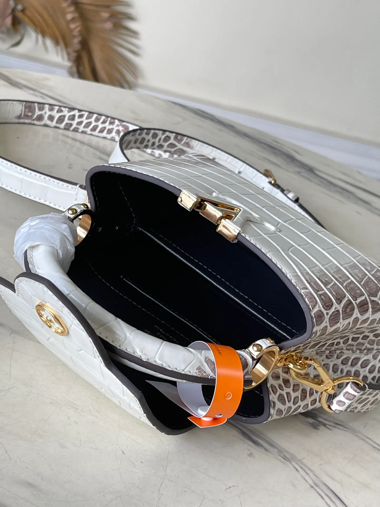 💰2160 (Special grade original leather) M22002 Himalayan crocodile pattern gold buckle This Capucines mini handbag is made of crocodile pattern leather, with a luxurious texture. Lined with premium sheepskin leather and equipped with dazzling hardware. The chic Capucines flap can be stored inside the bag to showcase the brand's logo, or flipped out to reveal the Monogram floral pattern. Its compact size makes this extraordinary bag perfect for evening events. Detailed features 21x14x8 cm (length x height x width)