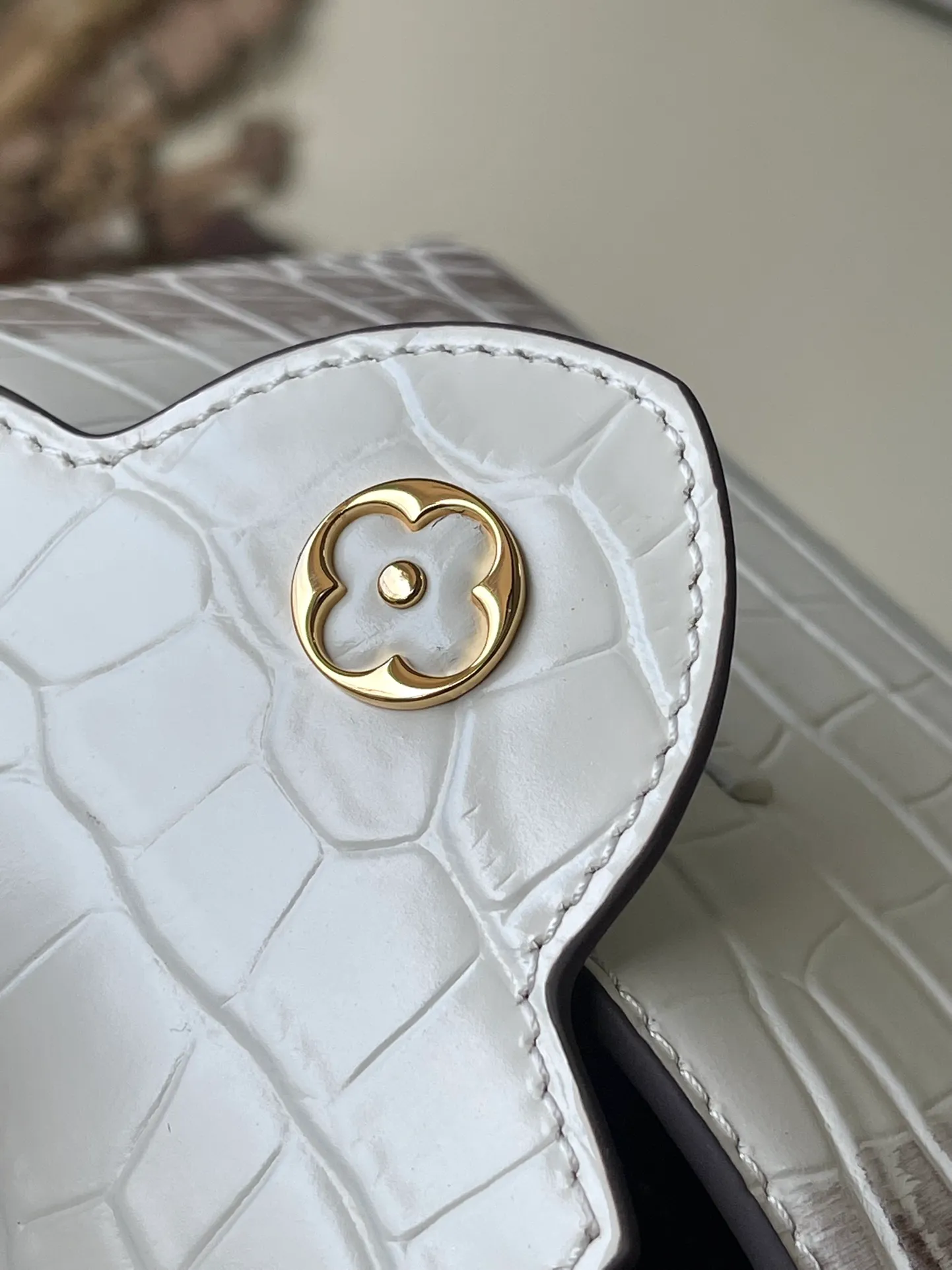 💰2160 (Special grade original leather) M22002 Himalayan crocodile pattern gold buckle This Capucines mini handbag is made of crocodile pattern leather, with a luxurious texture. Lined with premium sheepskin leather and equipped with dazzling hardware. The chic Capucines flap can be stored inside the bag to showcase the brand's logo, or flipped out to reveal the Monogram floral pattern. Its compact size makes this extraordinary bag perfect for evening events. Detailed features 21x14x8 cm (length x height x width)