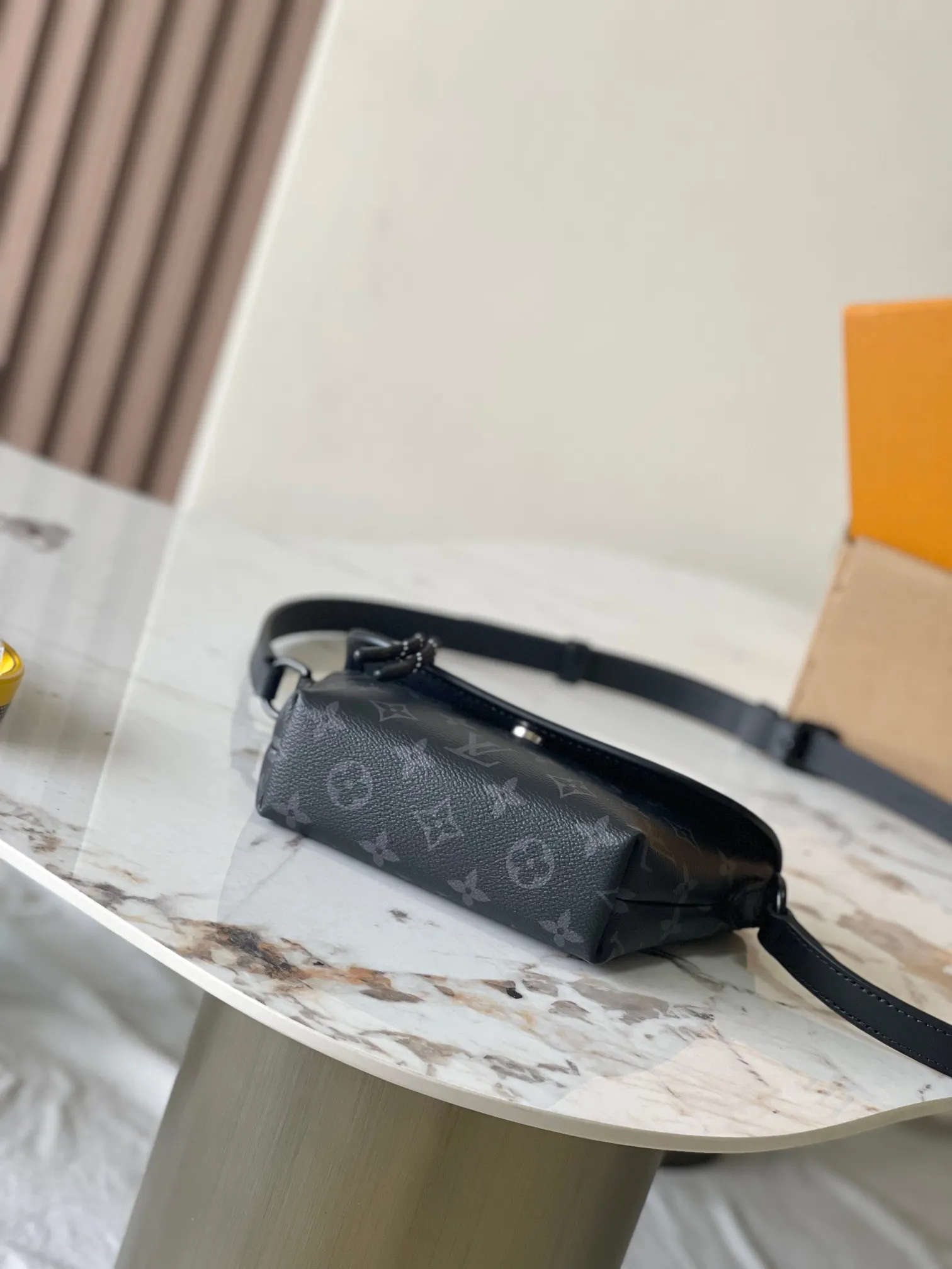p1600 [Special grade MB chip version original leather] This Pulse mini handbag Model: M12806 gray dynamic chip version Material: A-grade all-steel hardware, imported original cowhide Packaging: full set of original duty-free MB packaging Size: 22.5*16*5CM
