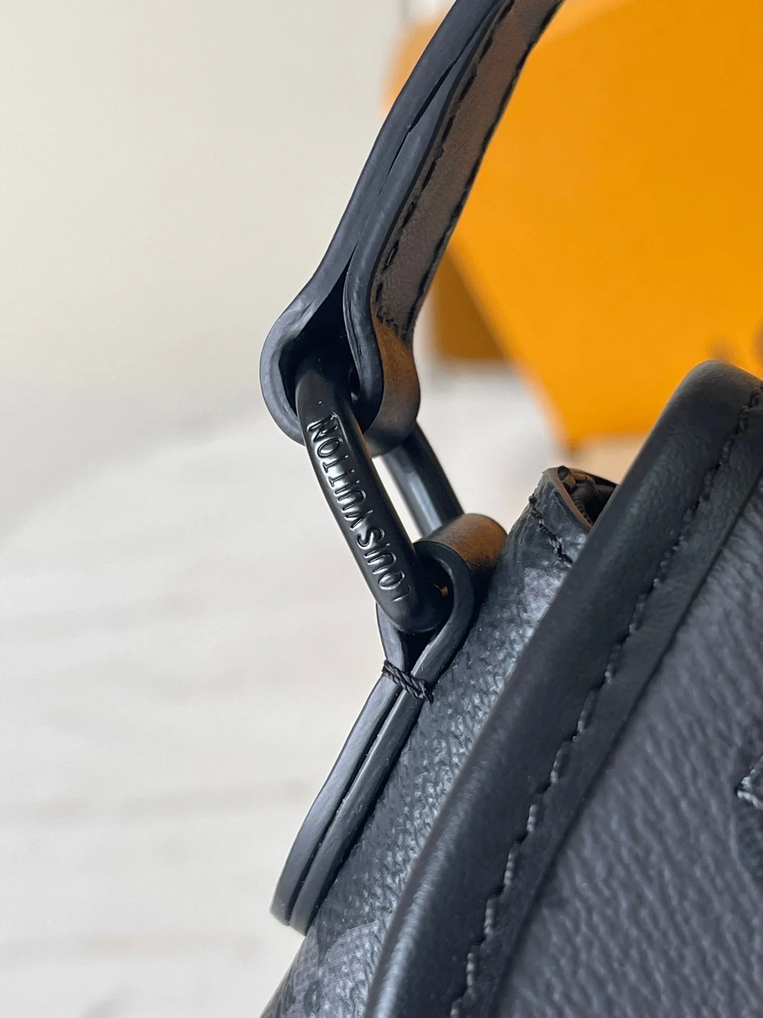 p1600 [Special grade MB chip version original leather] This Pulse mini handbag Model: M12806 gray dynamic chip version Material: A-grade all-steel hardware, imported original cowhide Packaging: full set of original duty-free MB packaging Size: 22.5*16*5CM