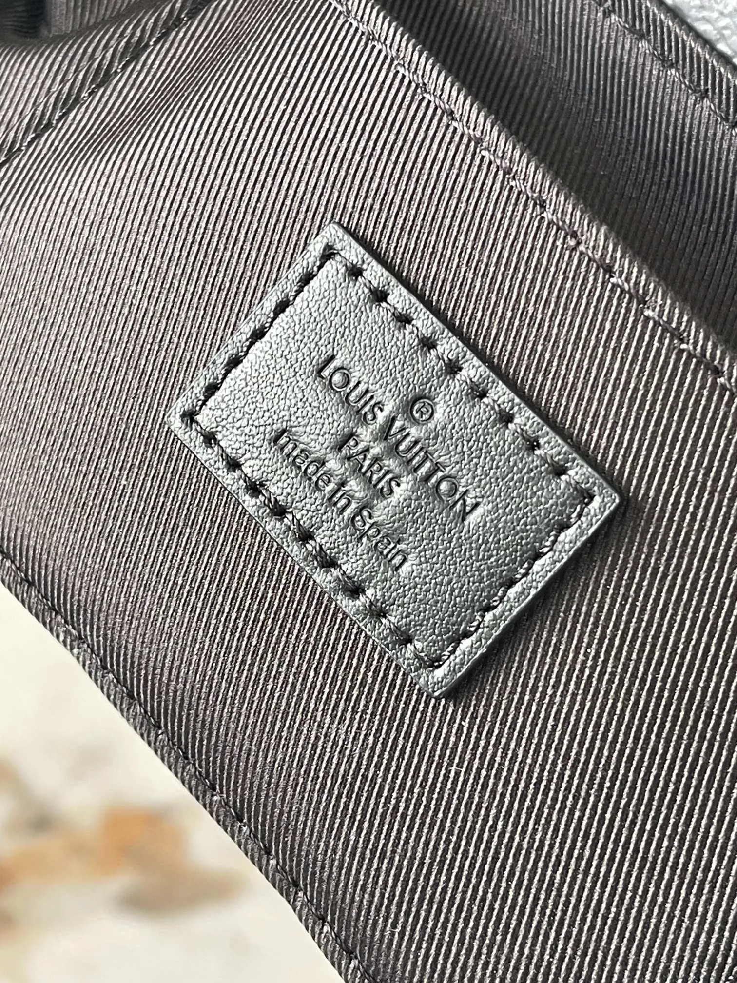 p1600 [Special grade MB chip version original leather] This Pulse mini handbag Model: M12806 gray dynamic chip version Material: A-grade all-steel hardware, imported original cowhide Packaging: full set of original duty-free MB packaging Size: 22.5*16*5CM
