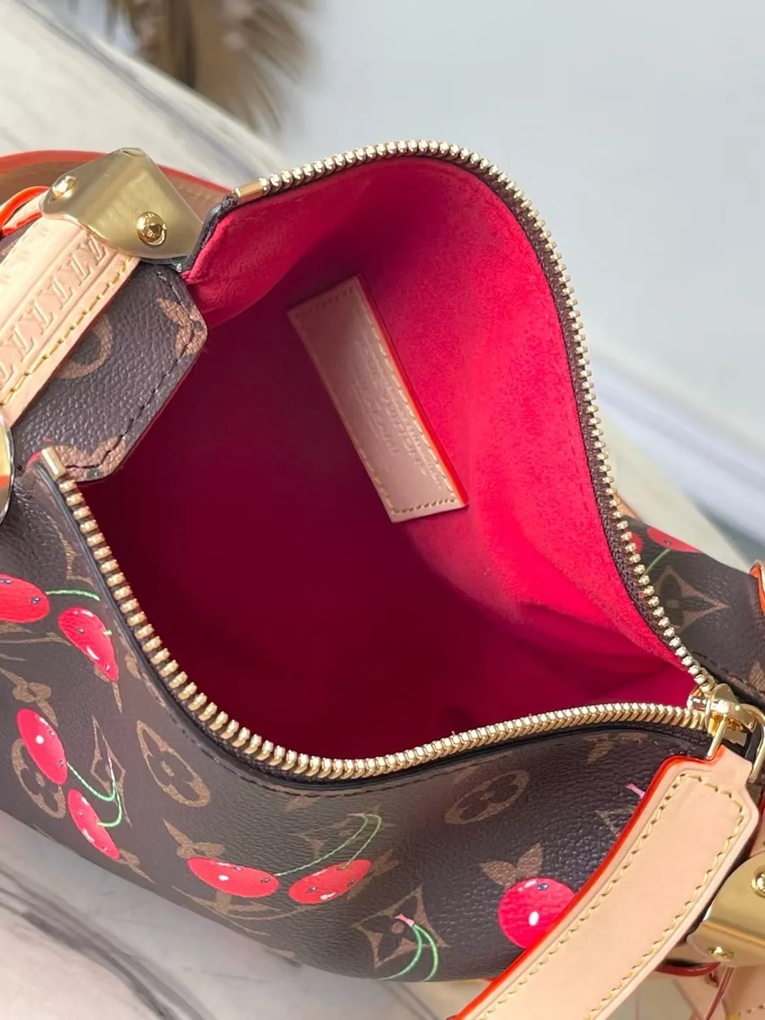 💰1240 (Steel Hardware) Top Original Order M14278 This Side Trunk medium handbag is full of the liveliness and interest of the Louis Vuitton × Murakami replica series. It incorporates a sweet cherry pattern into the classic Monogram coated canvas to reproduce the distinctive visual aesthetics of the Japanese artist. Calf leather trim outlines the bag, and riveted corners and S-lock buckles pay tribute to the brand's travel heritage. Dimensions: 23.5 × 16 × 8.5 cm
