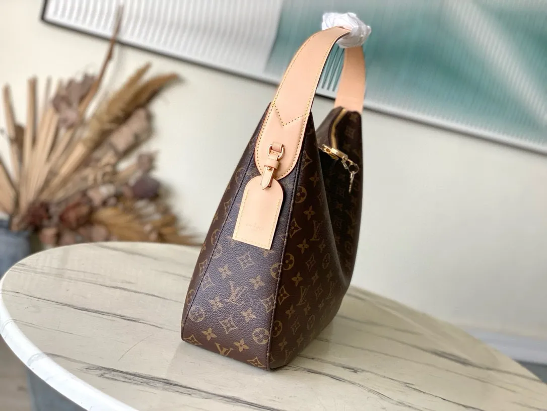💰860 (steel lock) Top original order M12098 This Slouchy medium handbag is constructed with Monogram canvas to create a unique silhouette, and the exquisite details are highlighted by metal parts such as new padlocks and name tags. The spacious interior can accommodate a short wallet, smartphone and 13-inch laptop, making it a perfect choice for commuting to work or traveling on weekends. Dimensions: 40 × 31 × 11 cm
