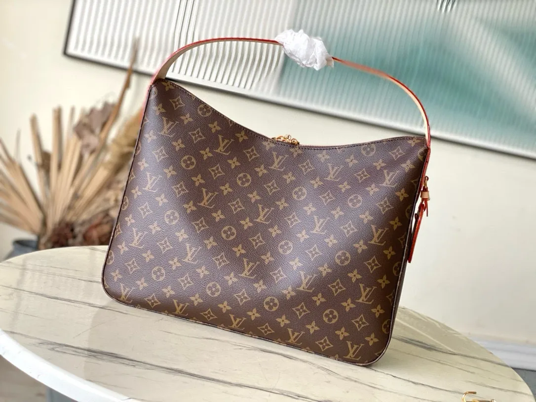💰860 (steel lock) Top original order M12098 This Slouchy medium handbag is constructed with Monogram canvas to create a unique silhouette, and the exquisite details are highlighted by metal parts such as new padlocks and name tags. The spacious interior can accommodate a short wallet, smartphone and 13-inch laptop, making it a perfect choice for commuting to work or traveling on weekends. Dimensions: 40 × 31 × 11 cm