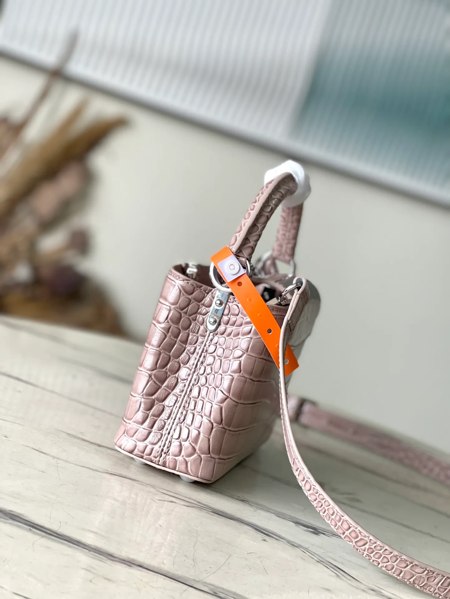 💰2160 (Special Grade Original Leather) N93429 Gray Glossy Crocodile Pattern Silver Buckle This Capucines mini handbag is made of crocodile pattern leather and has a luxurious texture. Lined with premium sheepskin leather and equipped with dazzling hardware. The chic Capucines flap can be stored inside the bag to showcase the brand's logo, or flipped out to reveal the Monogram floral pattern. Its compact size makes this extraordinary bag perfect for evening events. Detailed features 21x14x8 cm (length x height x width)