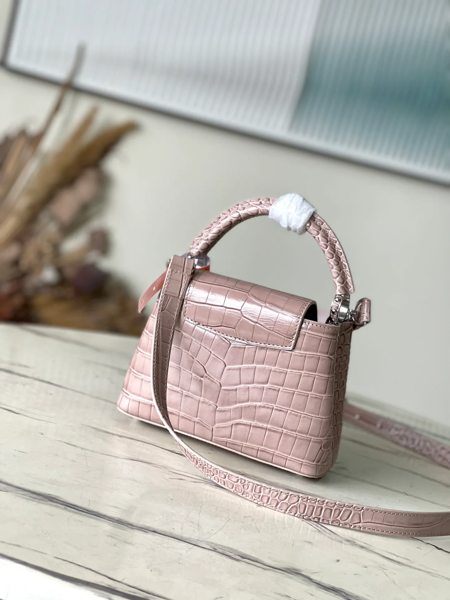 💰2160 (Special Grade Original Leather) N93429 Gray Glossy Crocodile Pattern Silver Buckle This Capucines mini handbag is made of crocodile pattern leather and has a luxurious texture. Lined with premium sheepskin leather and equipped with dazzling hardware. The chic Capucines flap can be stored inside the bag to showcase the brand's logo, or flipped out to reveal the Monogram floral pattern. Its compact size makes this extraordinary bag perfect for evening events. Detailed features 21x14x8 cm (length x height x width)
