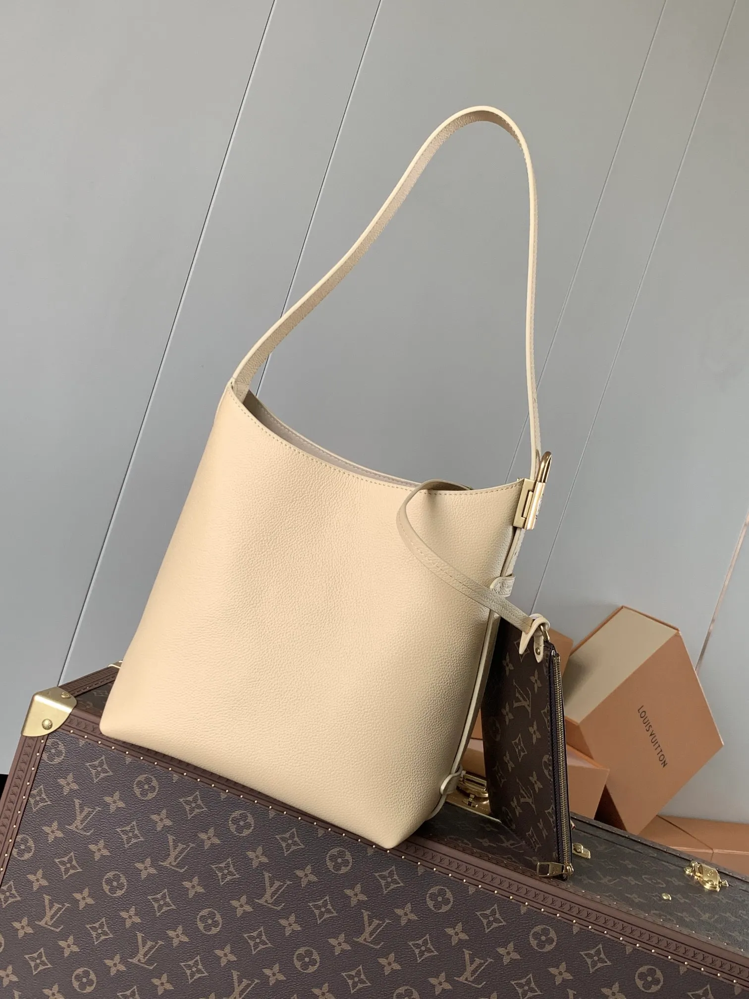 💰1160 (top-grain leather) top original order, change chip version, M25352 black, M25354 brown, 25353 yellow, Low Key Hobo small handbag is made of smooth cow leather with suede cow leather lining, which can accommodate short wallets, large smartphones, keys and other small items. The shoulder strap is adjustable with a padlock buckle, and a removable Monogram canvas zippered interior pocket keeps it organized. 24.0 x 28.0 x 16.0 cm (length x height x width)