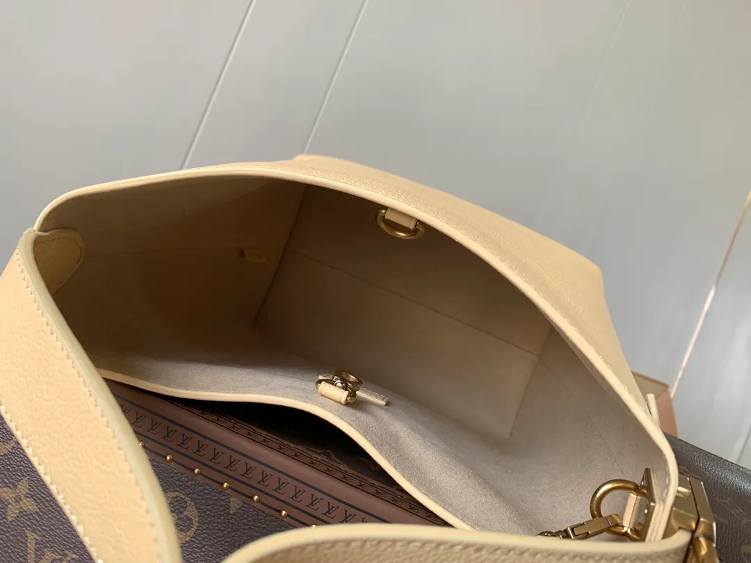 💰1160 (top-grain leather) top original order, change chip version, M25352 black, M25354 brown, 25353 yellow, Low Key Hobo small handbag is made of smooth cow leather with suede cow leather lining, which can accommodate short wallets, large smartphones, keys and other small items. The shoulder strap is adjustable with a padlock buckle, and a removable Monogram canvas zippered interior pocket keeps it organized. 24.0 x 28.0 x 16.0 cm (length x height x width)