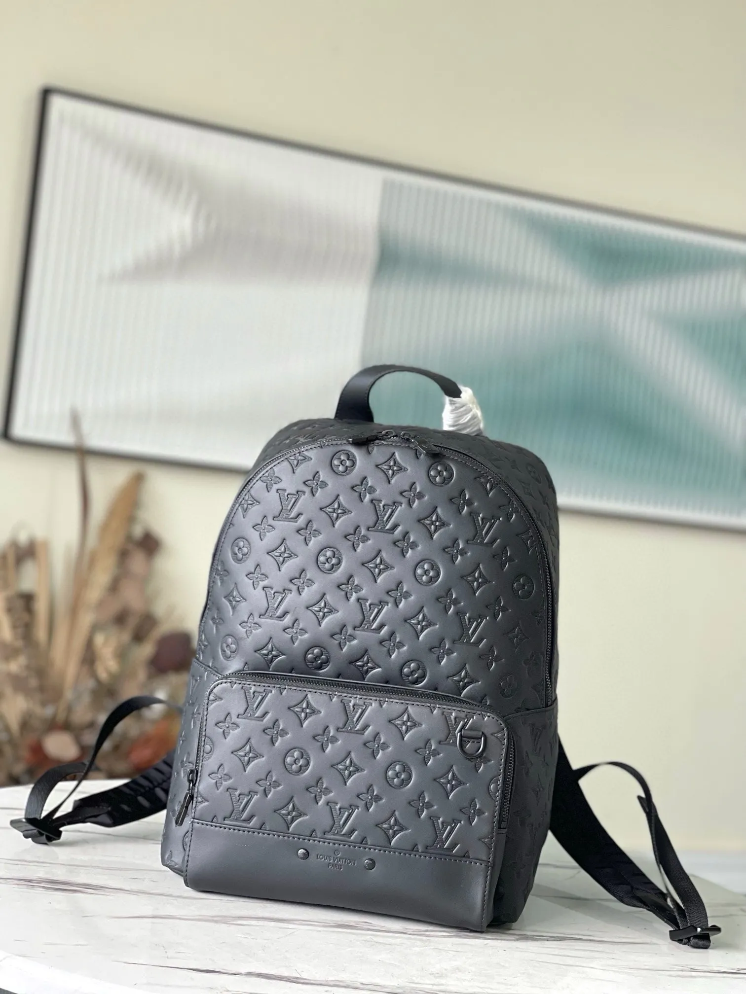 💰1180 (top-grain leather) top-quality original M46109 embossed Racer backpack uses Monogram Shadow leather to express your personality. Lightweight and soft calfskin is discreetly embossed with the classic Monogram pattern, and the comfortable shoulder straps and wraparound zipper fit the contemporary travel style. Dimensions: 33 x 41 x 18 cm