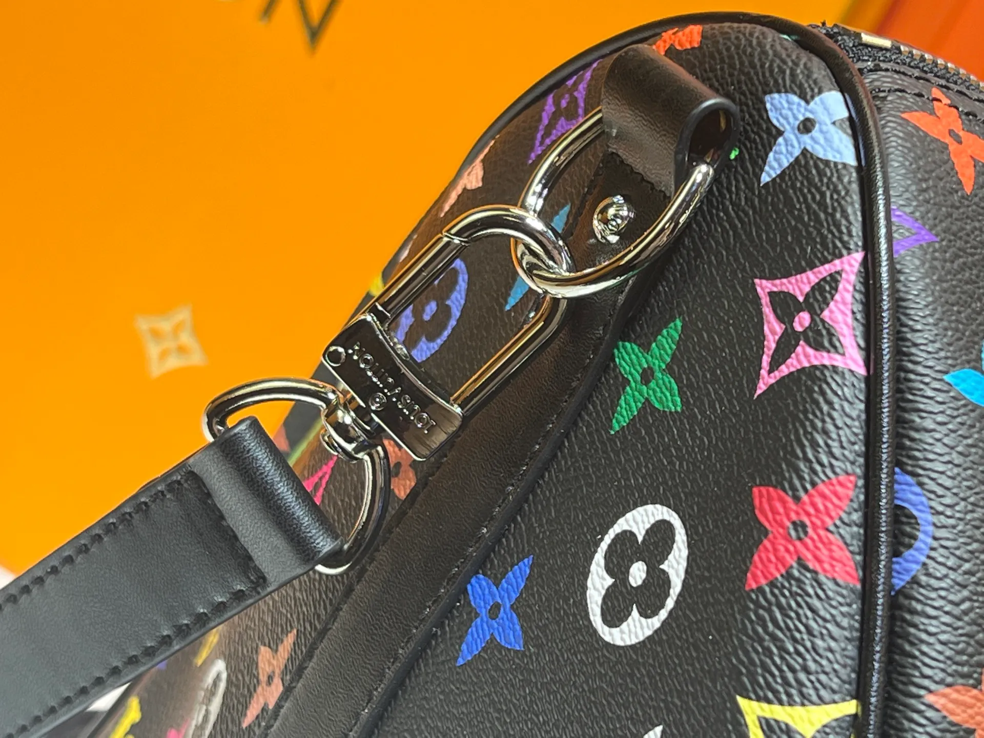 Batch 520💰 M13742 white color black color travel bag new season LV x TM KEEPALL BANDOULIÈRE 45 travel bag This Keepall Bandoulière 45 Jh travel bag is from the Louis Vuitton The S-lock buckle and glossy metal corners on the front pocket establish a classic foundation, while the rivet ribbon and bow-shaped key bag highlight the new season trend. 27 x 20 x 45 cm.