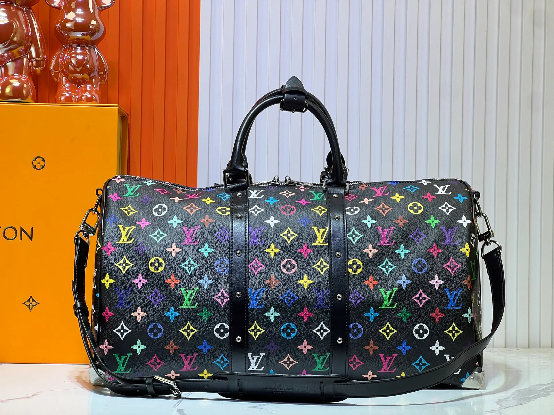 Batch 520💰 M13742 white color black color travel bag new season LV x TM KEEPALL BANDOULIÈRE 45 travel bag This Keepall Bandoulière 45 Jh travel bag is from the Louis Vuitton The S-lock buckle and glossy metal corners on the front pocket establish a classic foundation, while the rivet ribbon and bow-shaped key bag highlight the new season trend. 27 x 20 x 45 cm.